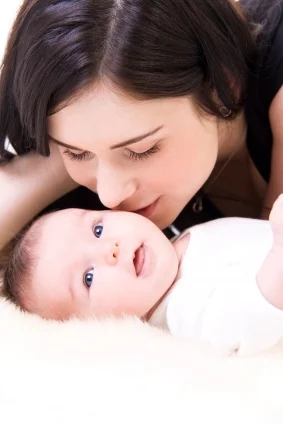 Mom kissing and talking to her baby; babies learn language at Canto Speech Therapy Online