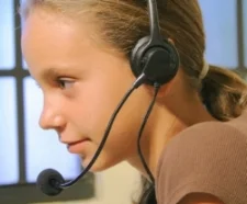 Girl looking at computer; treat speech and language disorders at Canto Speech Therapy Online