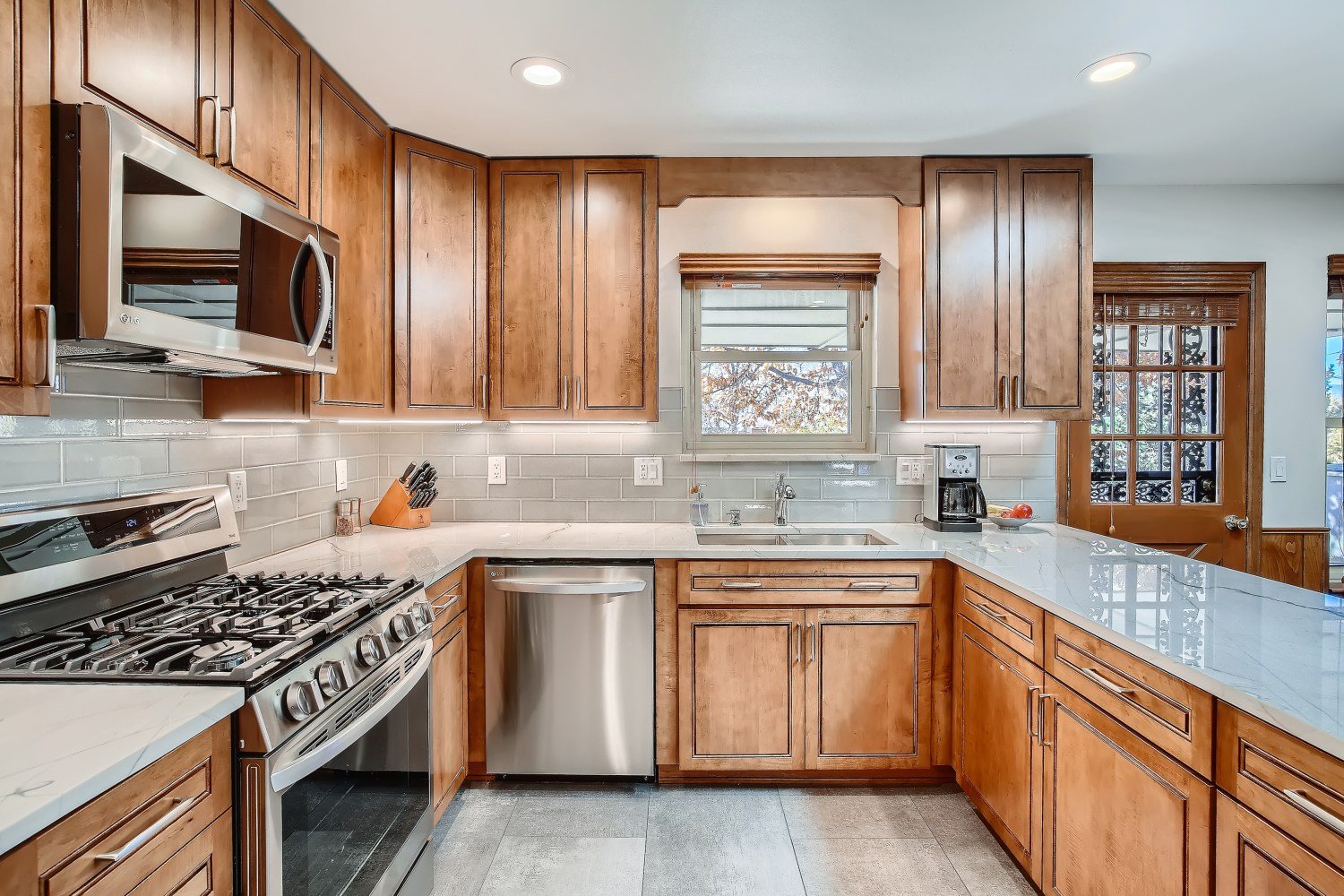 3061 Oak St Lakewood CO - Web Quality - 012 - 22 Kitchen.jpg