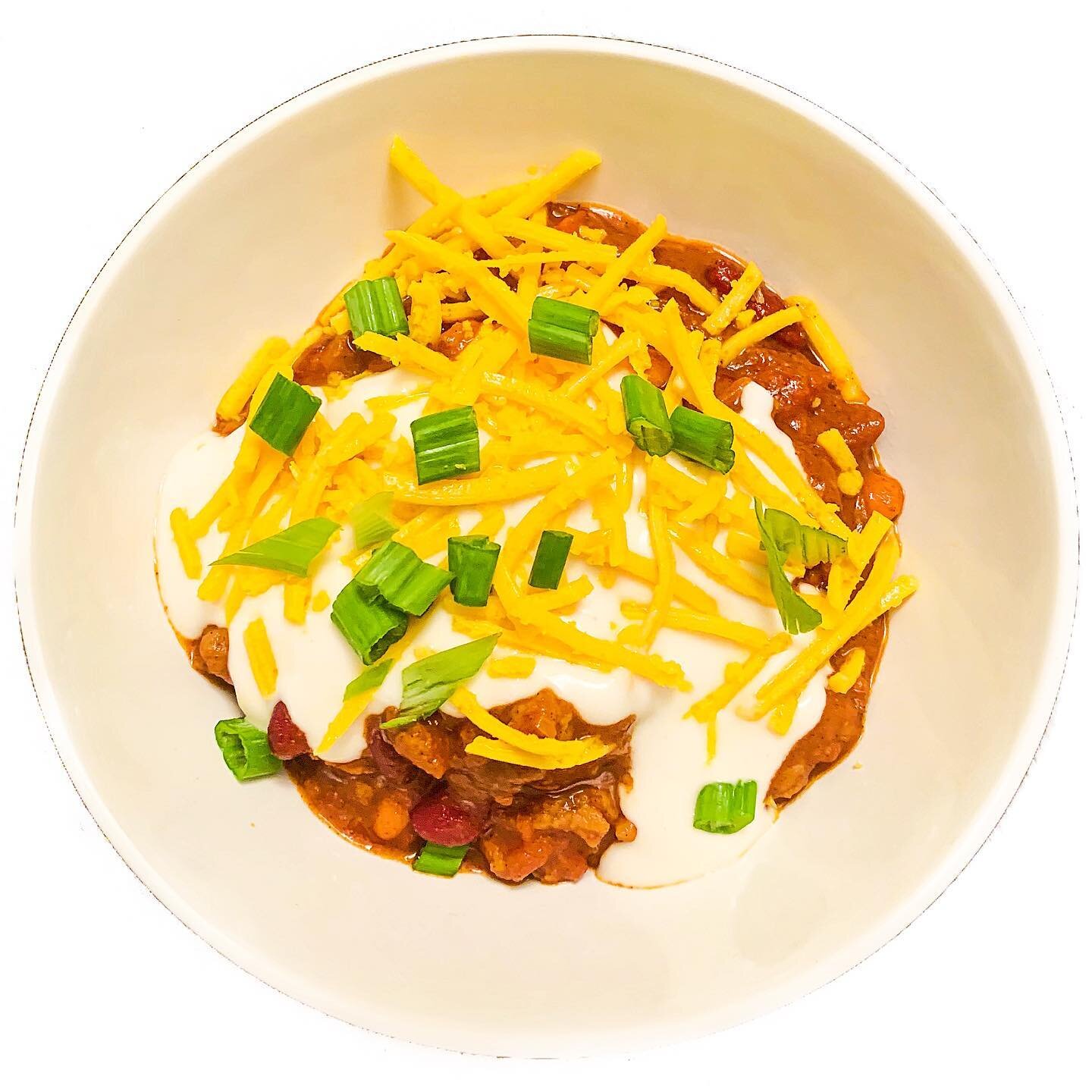 &bull; Vegan Chili! The yummiest comfort food that has endless leftover options. Full recipe is up on my site - link in bio. Topped it with @foragerproject unsweetened cashewgurt, @daiyafoods shredded cheddar, and green onion. Didn&rsquo;t forget the