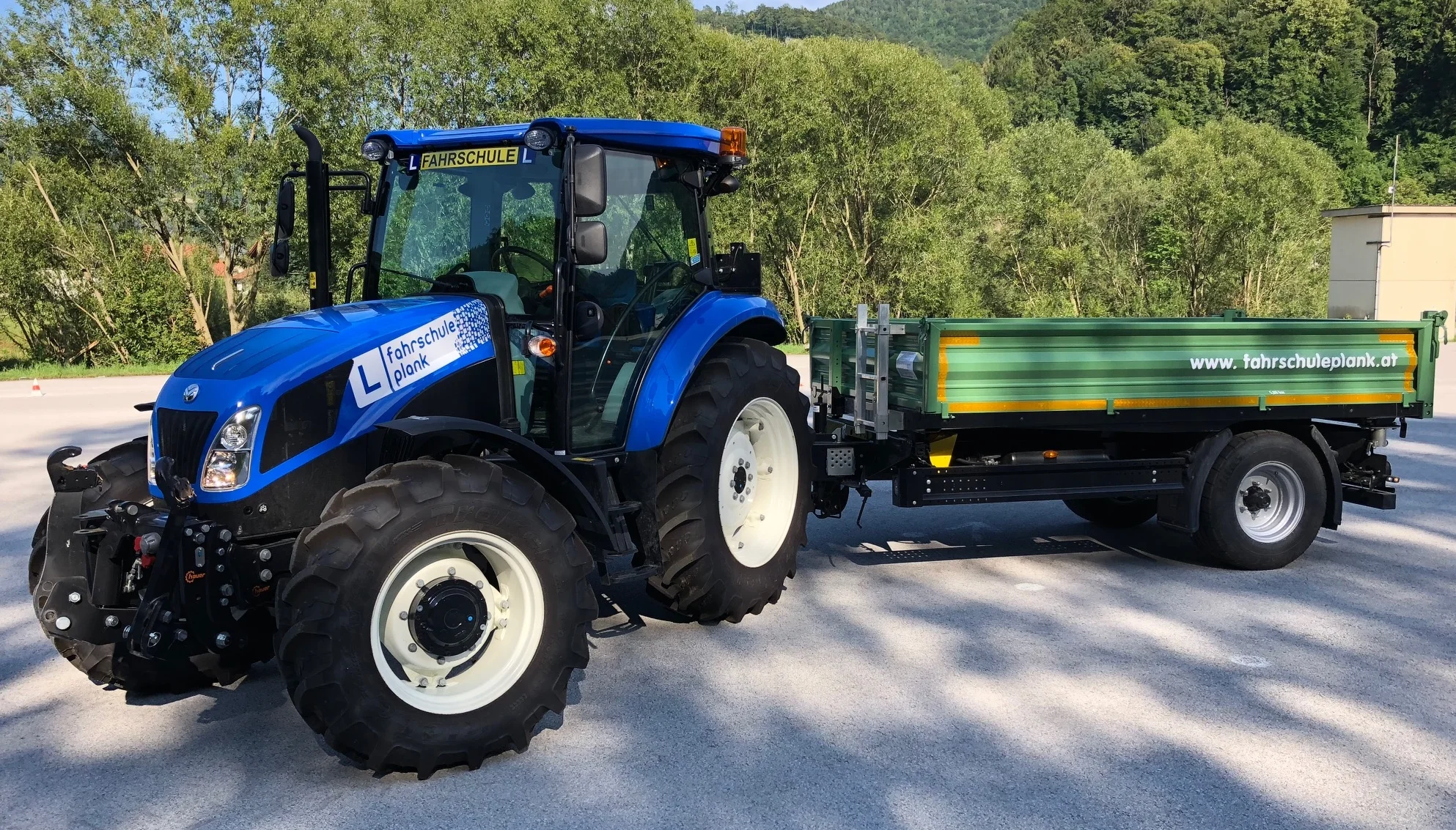 Unser New Holland TD5.85 + Brandner 3-Seiten-Einachskipper Alle Infos über unsere Ausbildung erhältst du unter 02762/523 75