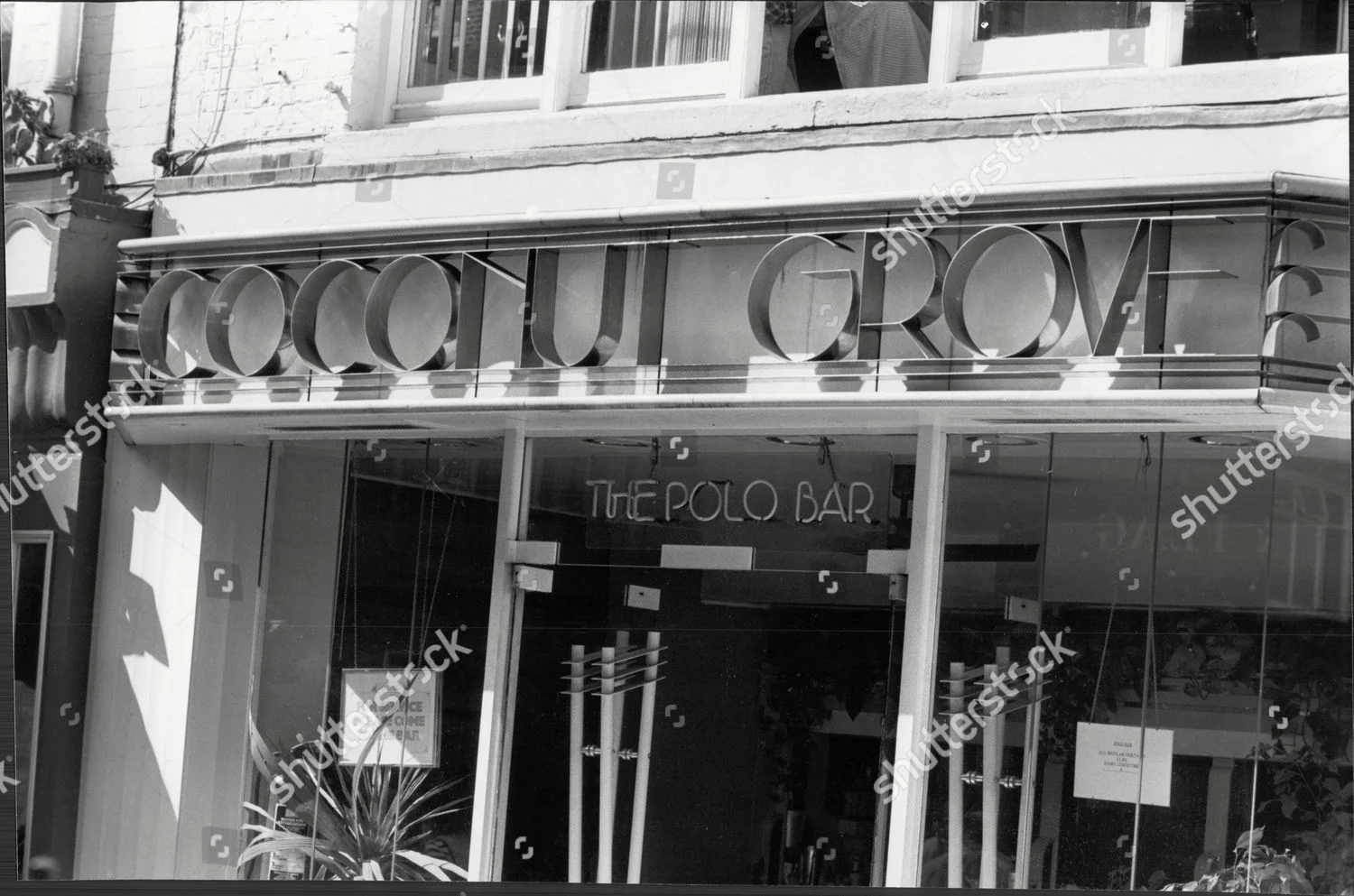 coconut-grove-restaurant-barrett-street-christophers-place-w1-1985-shutterstock-editorial-1681372a.jpg