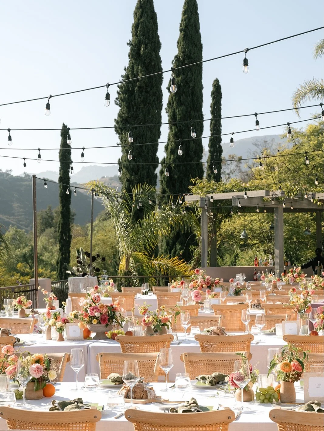 Steak frites + bright blooms on the Italian coast with your closest friends and family&hellip; but make it in SB ✨✨ 

@kbeventssb 
@molliecphoto 
@bestdayeverfloraldesign 
@venturarental 
@bbjlatavola 
@samarabeautysb 
@seasonscateringca