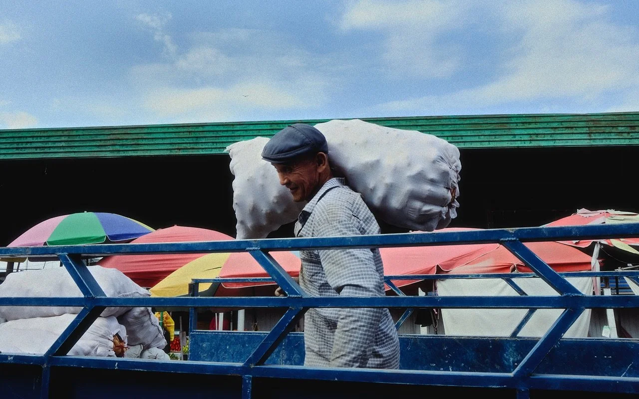 Check my last post in Substack to see these shots full screen and read a little reflection about the decision of Bishkek local government to relocate its most iconic market.
.
.
.
.
#the_raw_society 
#MagnumLearnCommunity
#dreaminstreets
#streetphoto