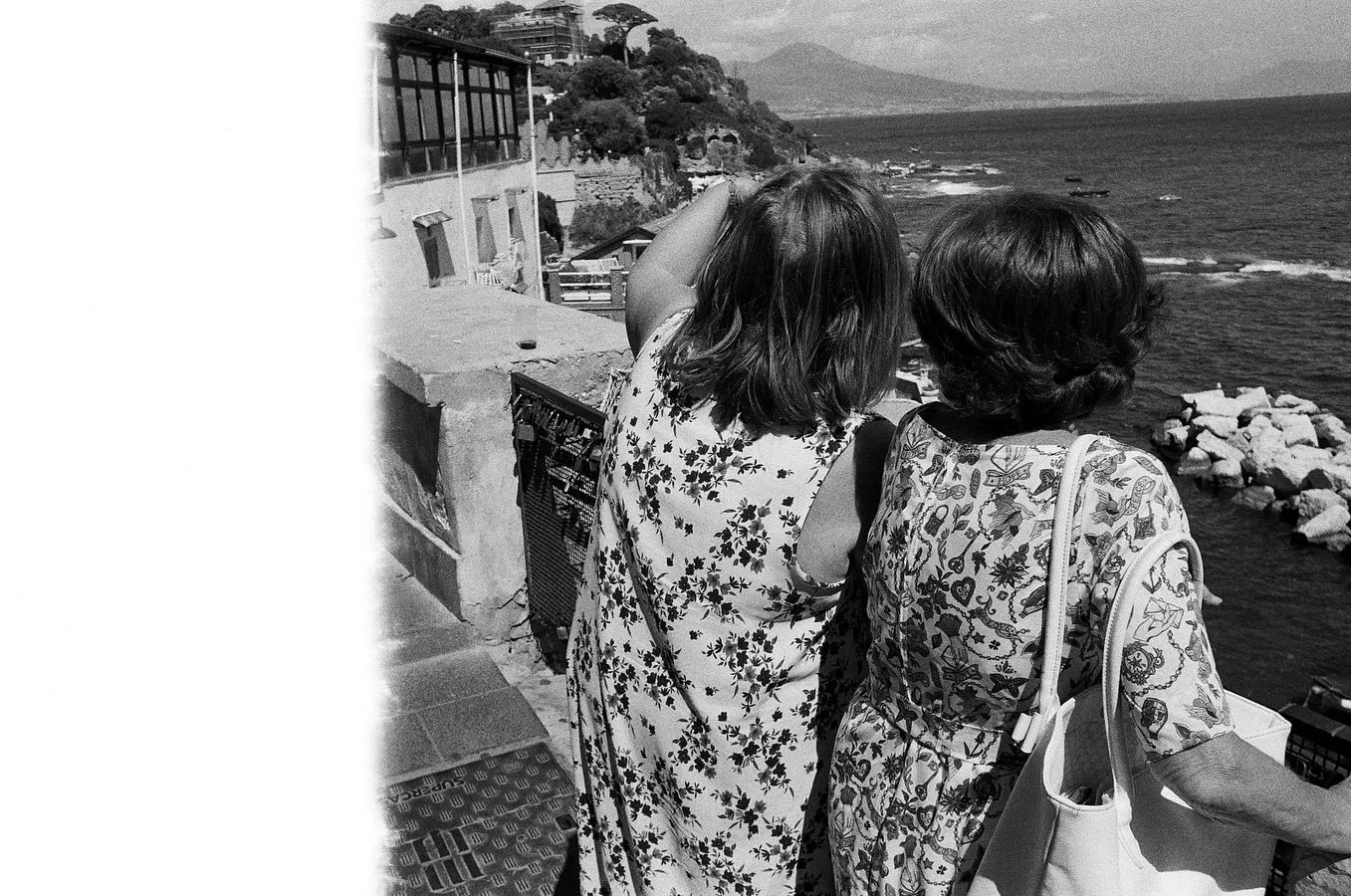 20 photos taken around Naples with my “new” Nikon Fm2.
Some of these shots are featured in the last potato-blog of the great and sexiest chinotto drinker @lin.taro.
17, 18 and 19 some of my first double exposures ever.
I’ll keep o