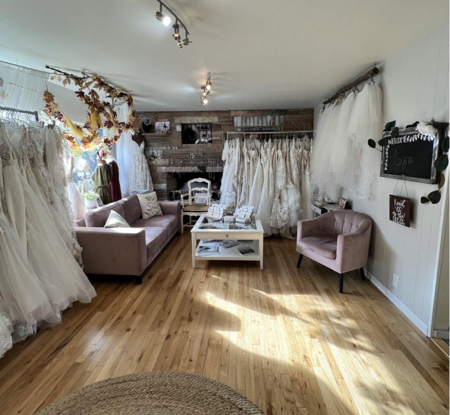 👰✨ @bateaubridalboutique &amp; I caught up to chat about all things #AlaskaWeddings! 

Tara, the owner of #BateauBridalBoutique in Anchorage, AK 🏔️ has 9 years of experience. She curates a cozy, appointment-only haven for brides seeking quality, in