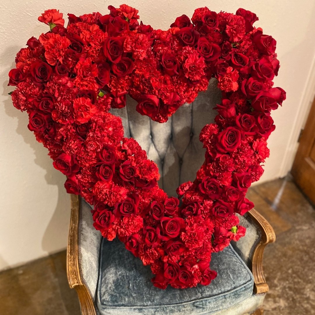 After this carousel, you can no longer say you don't like carnations.

FLOWER SPOTLIGHT:

The carnation.

It... 

is sturdy

is happy out of water for a long time

fills space

comes in almost any color

adds texture

is always available thanks to gl