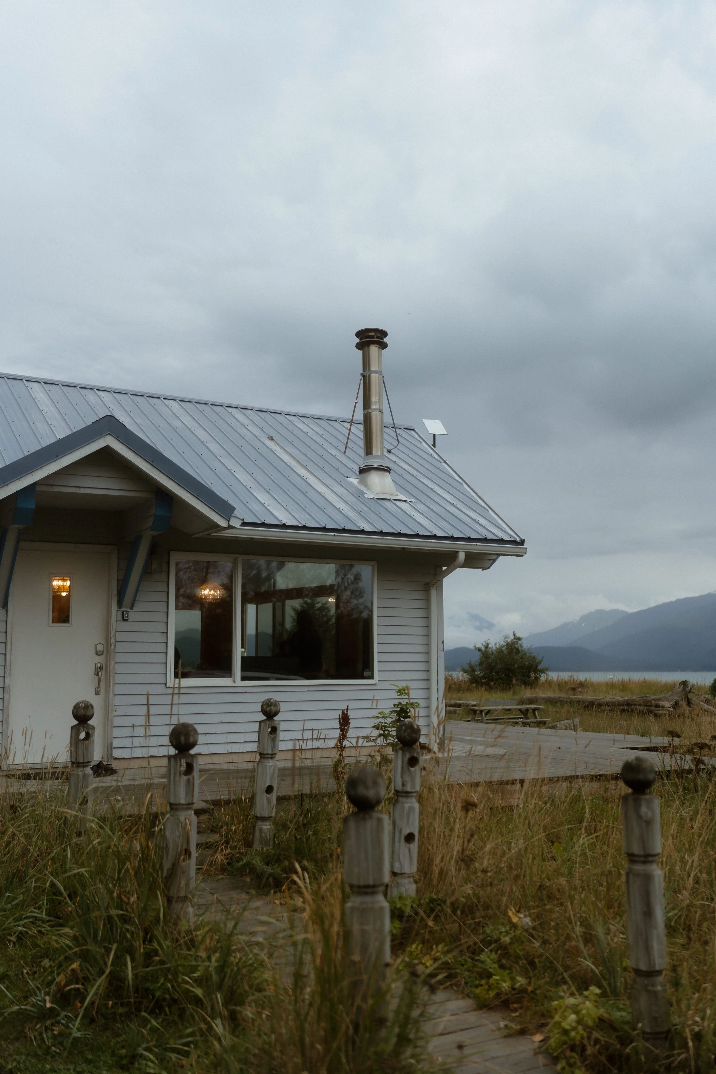 Madelynnmae-cabin-by-the-ocean-at-Millers-Landing-in-Seward-Alaska.jpg