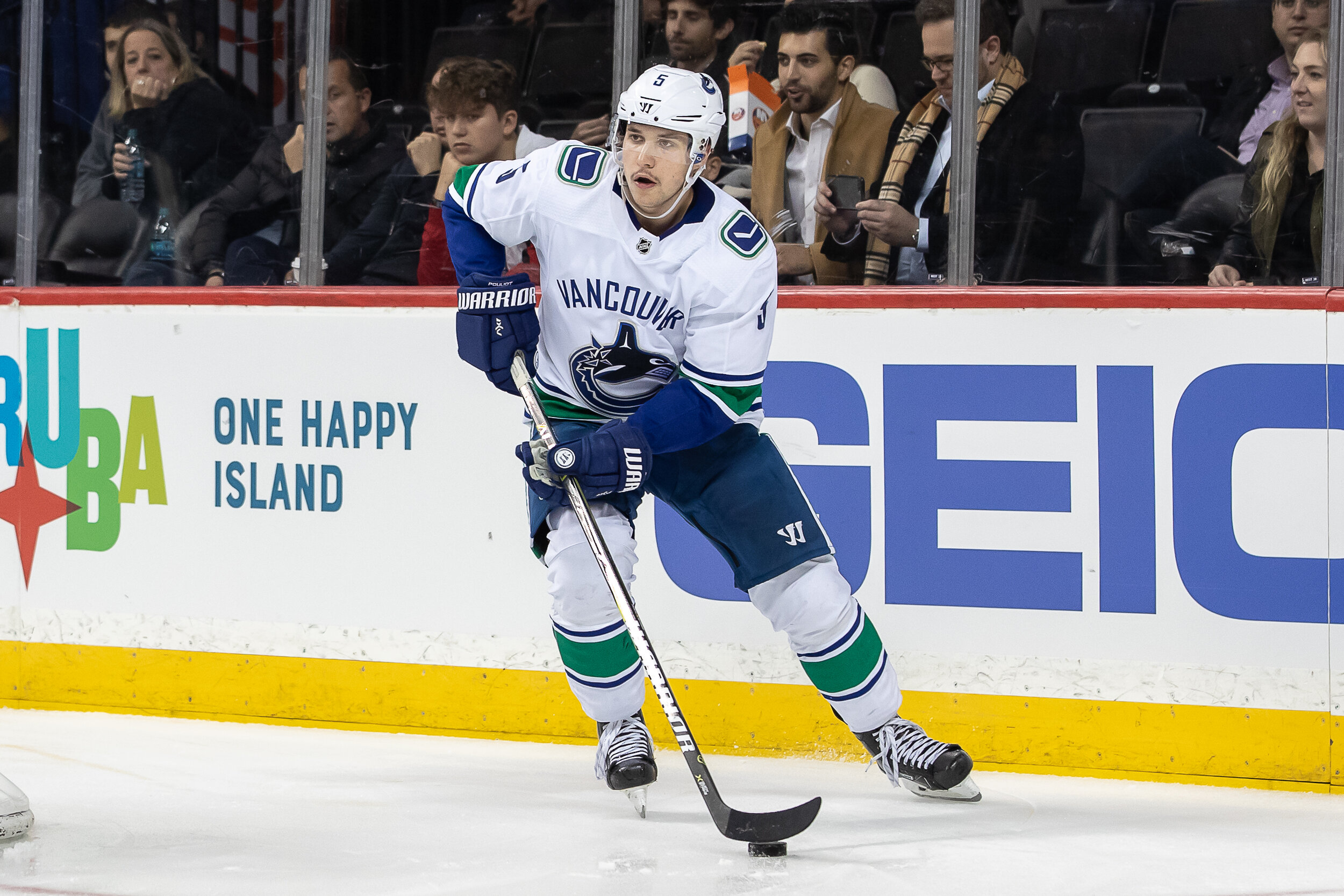 DMB2018111313_Canucks_at_Islanders.JPG
