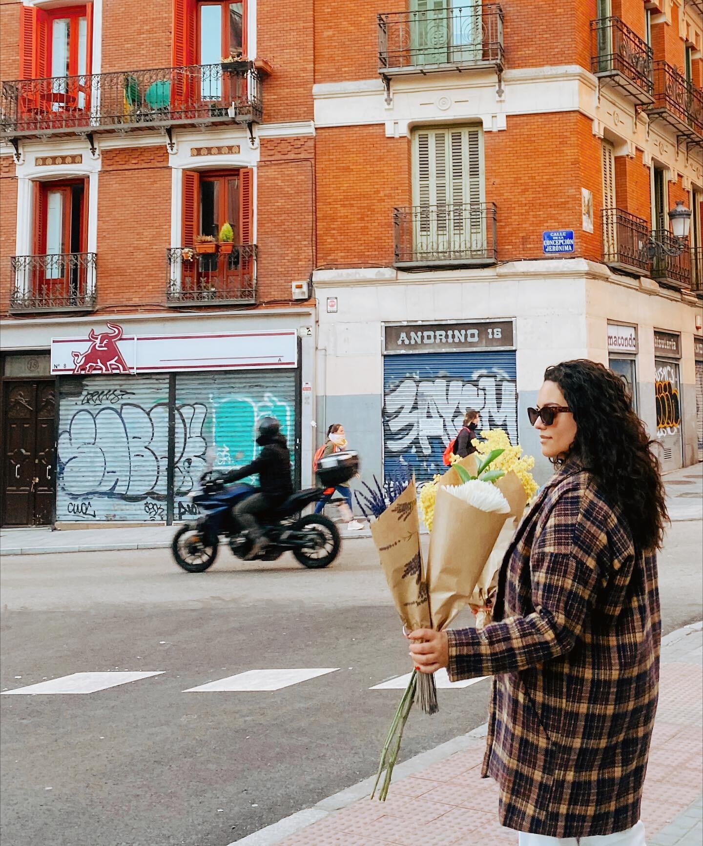 what a day. what a month. what a life. what a world. 🫀🗝 🧡

#getlost #explorer #wander #exploretocreate #roamtheplanet #madrid #madridspain #exploremadrid #explorespain #viewfromabove #cars #movingcities #theprettycities #spanishflag🇪🇸 #espa&ntil