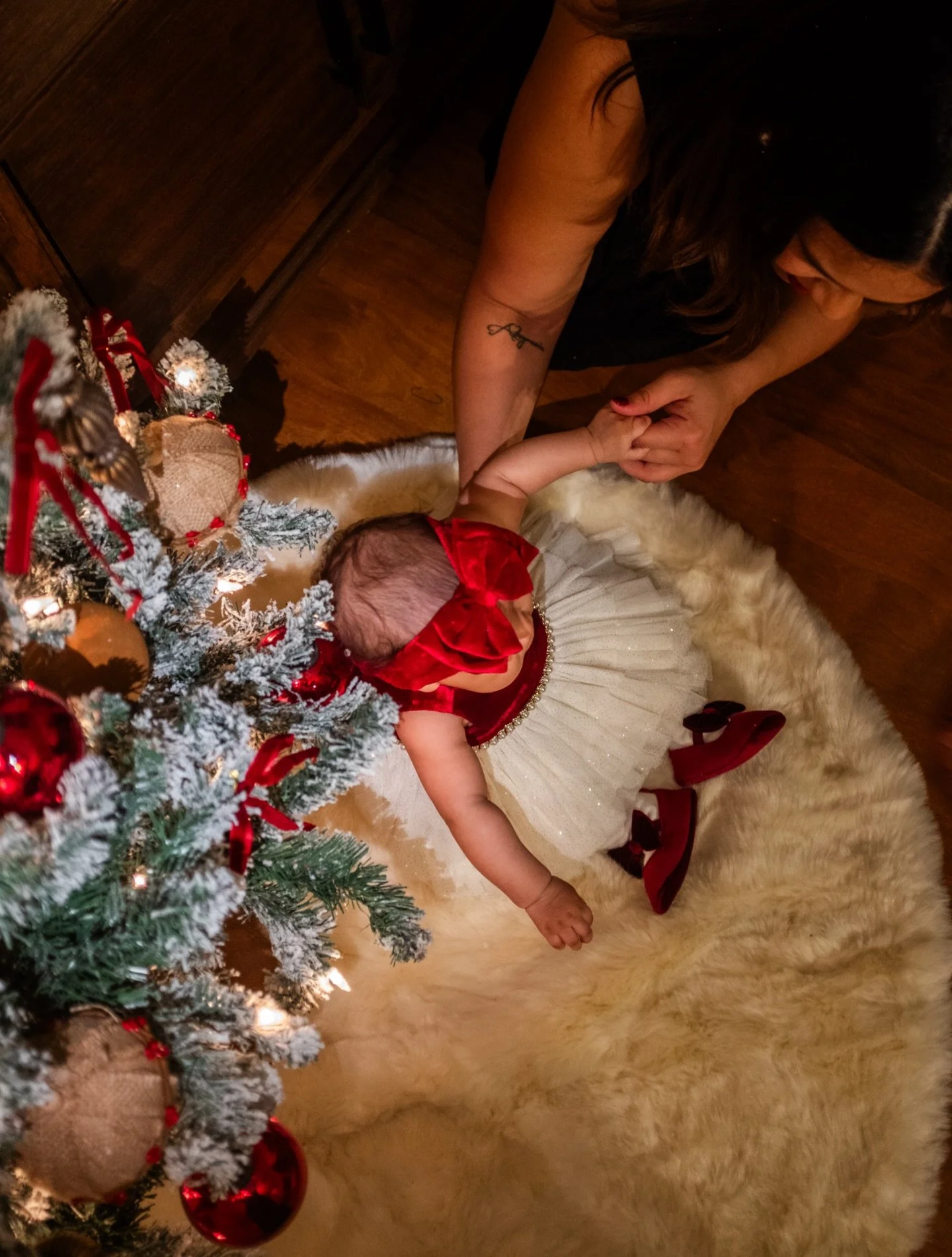 In Home for the Holidays ✨ 

@cafecitoconpammm invited me into her oasis to document her beautiful angel for her first Christmas 🎄endlessly thankful for your trust &hearts;️

Booking this weekend &amp; next for images before the 25th!