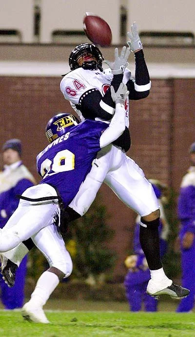 Olinger snags one of his three touchdown catches. (AP photo)