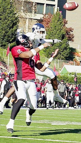 LaDaris Vann grabs a touchdown pass. (Jeff Swinger)