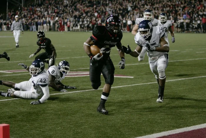  Isaiah Pead scores a fourth quarter touchdown to seal the victory over UConn. (GoBearcats.com) 