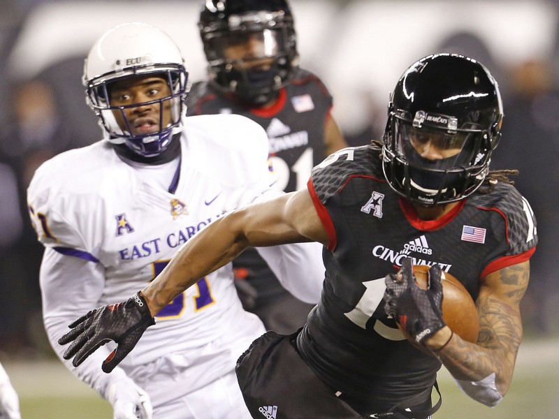 Chris Moore runs after a catch. (Gary Landers/Enquirer)