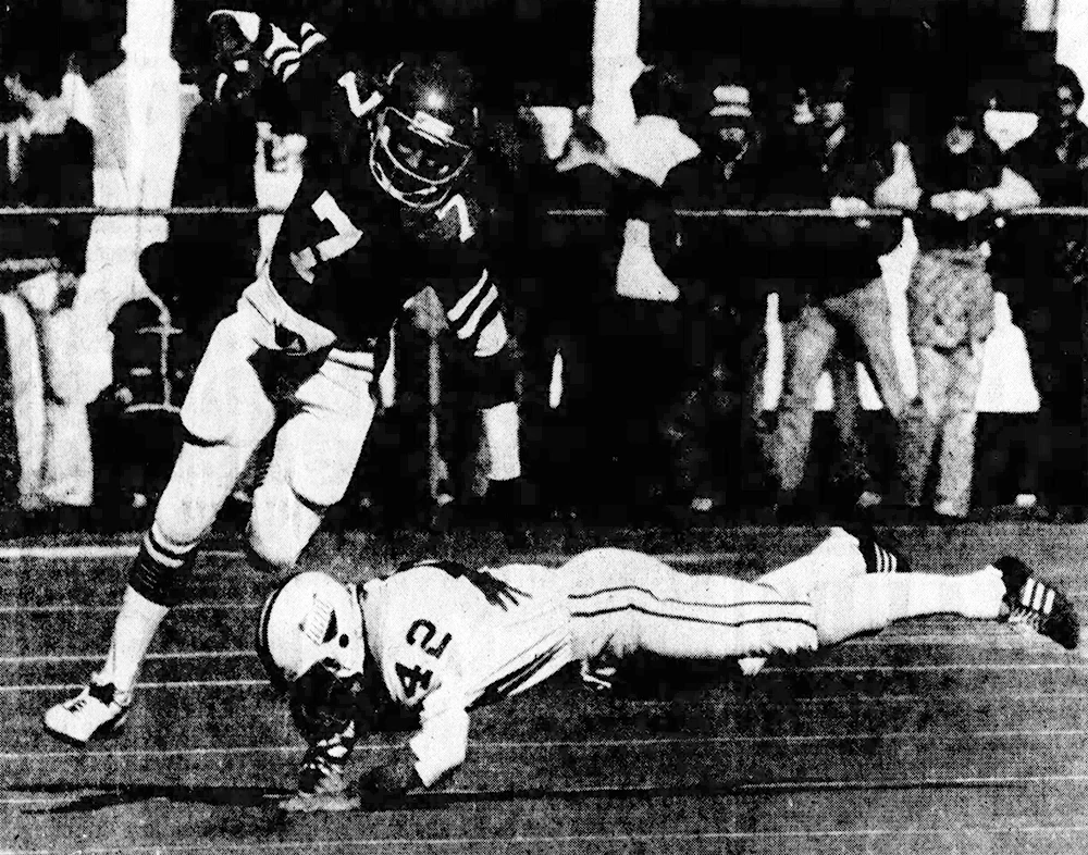 Cincinnati QB Art Bailey scrambles for a short gain. (Enquirer)