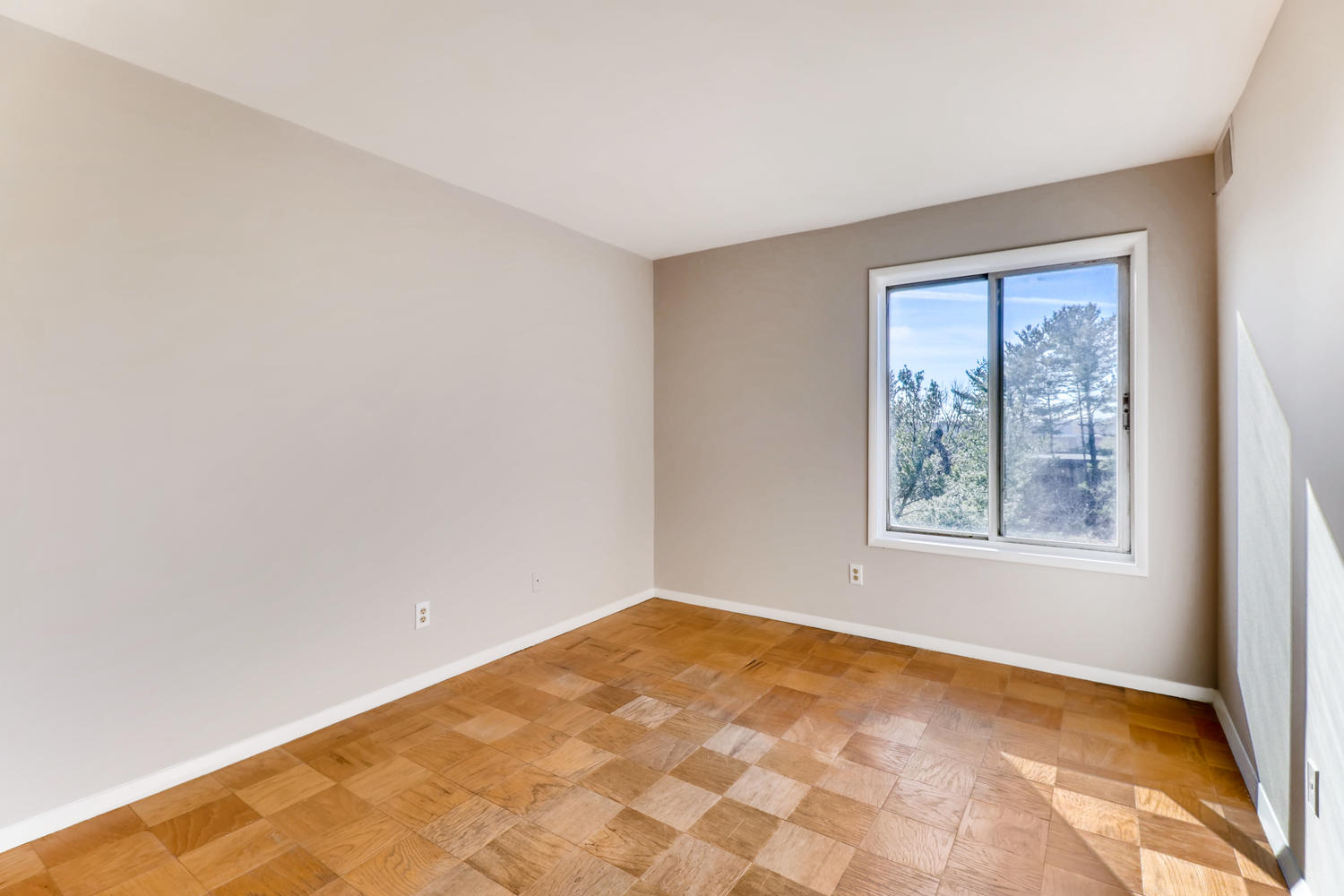 10850 Green Mountain Circle-large-014-13-Master Bedroom-1500x1000-72dpi.jpg