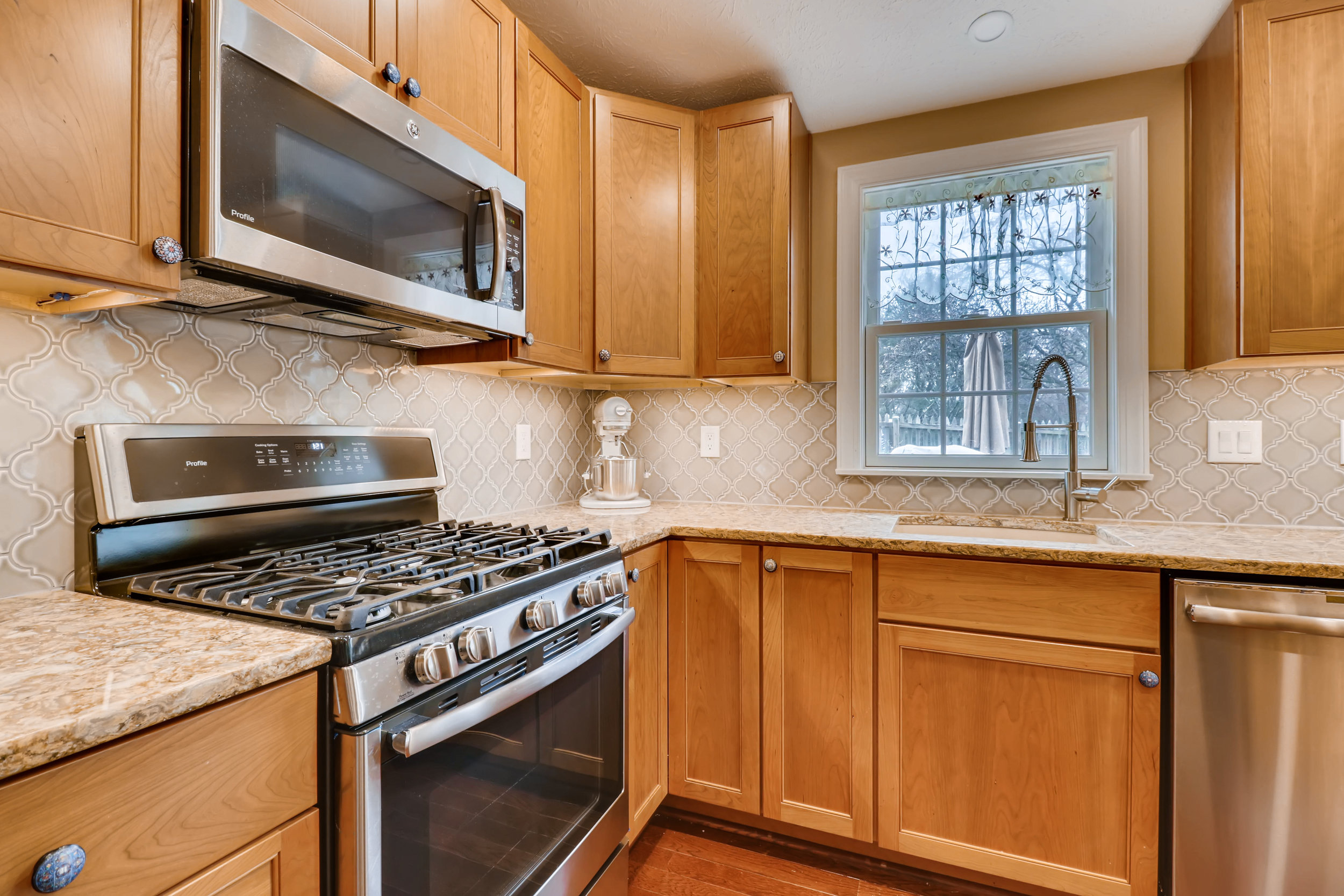 6221 Free Stone Court Columbia-print-013-23-Kitchen-3600x2400-300dpi.jpg