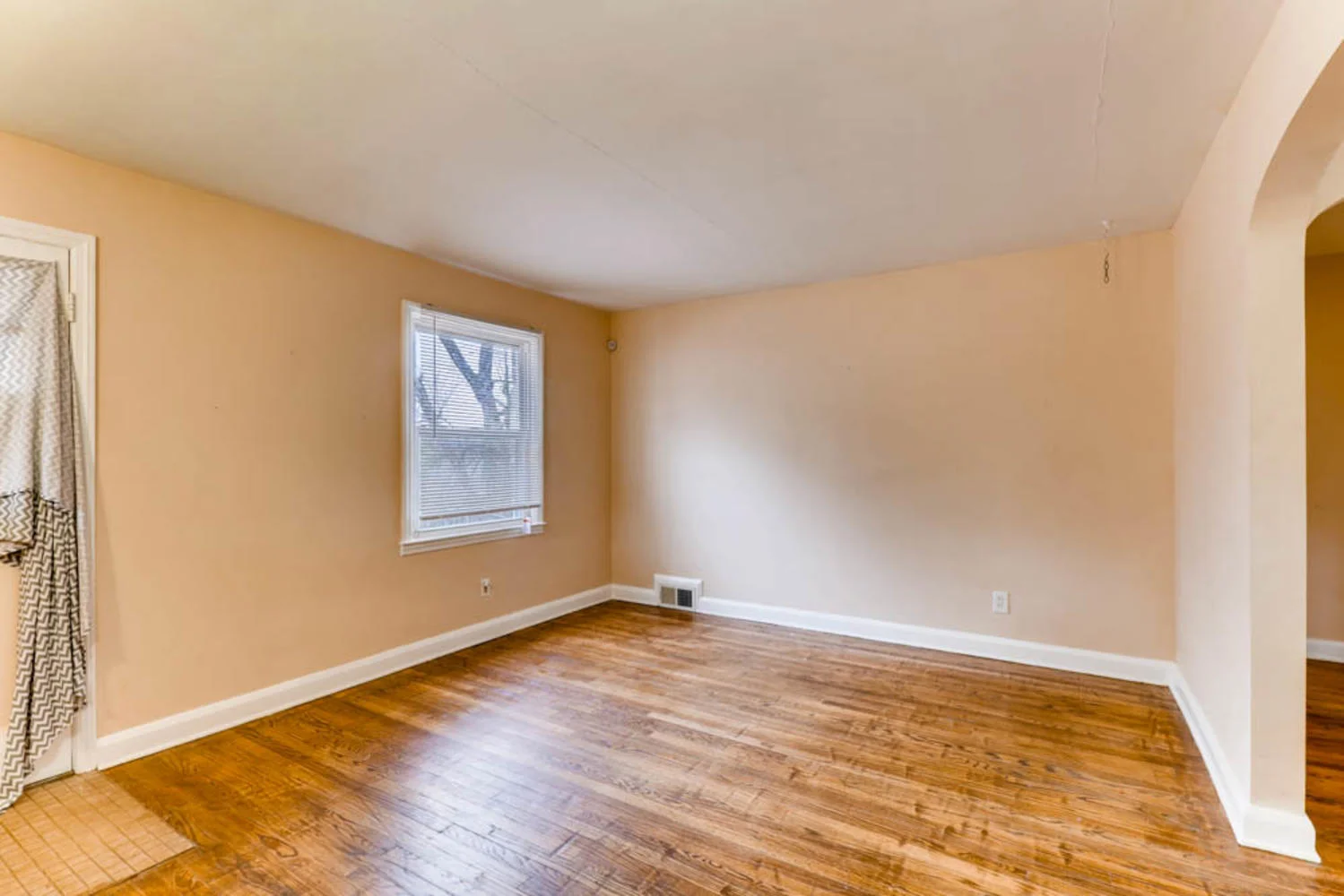 2247 Southland Rd Woodlawn MD-large-006-18-Living Room-1000x667-72dpi.jpg