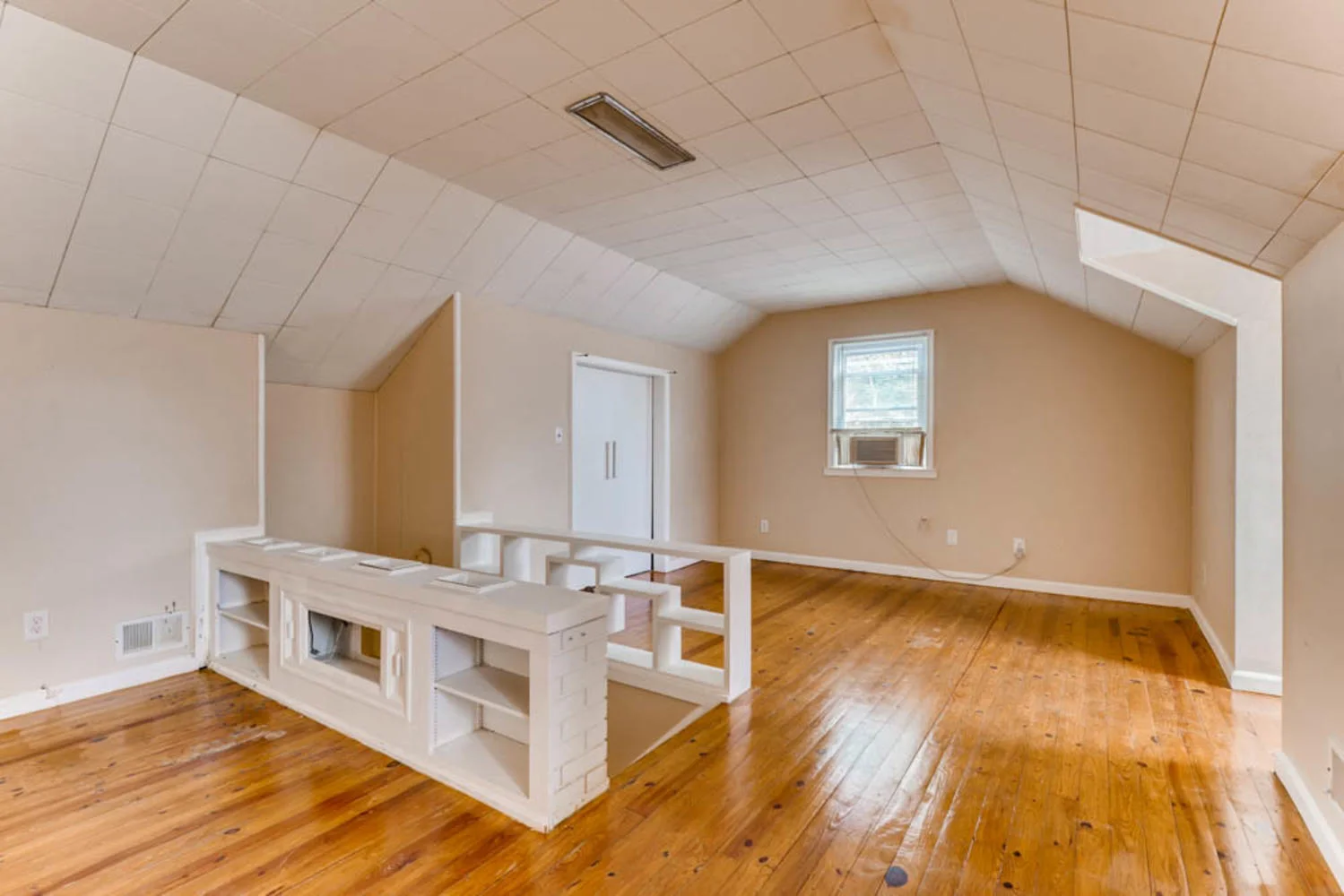 2247 Southland Rd Woodlawn MD-large-023-29-2nd Floor Bedroom-1000x667-72dpi.jpg