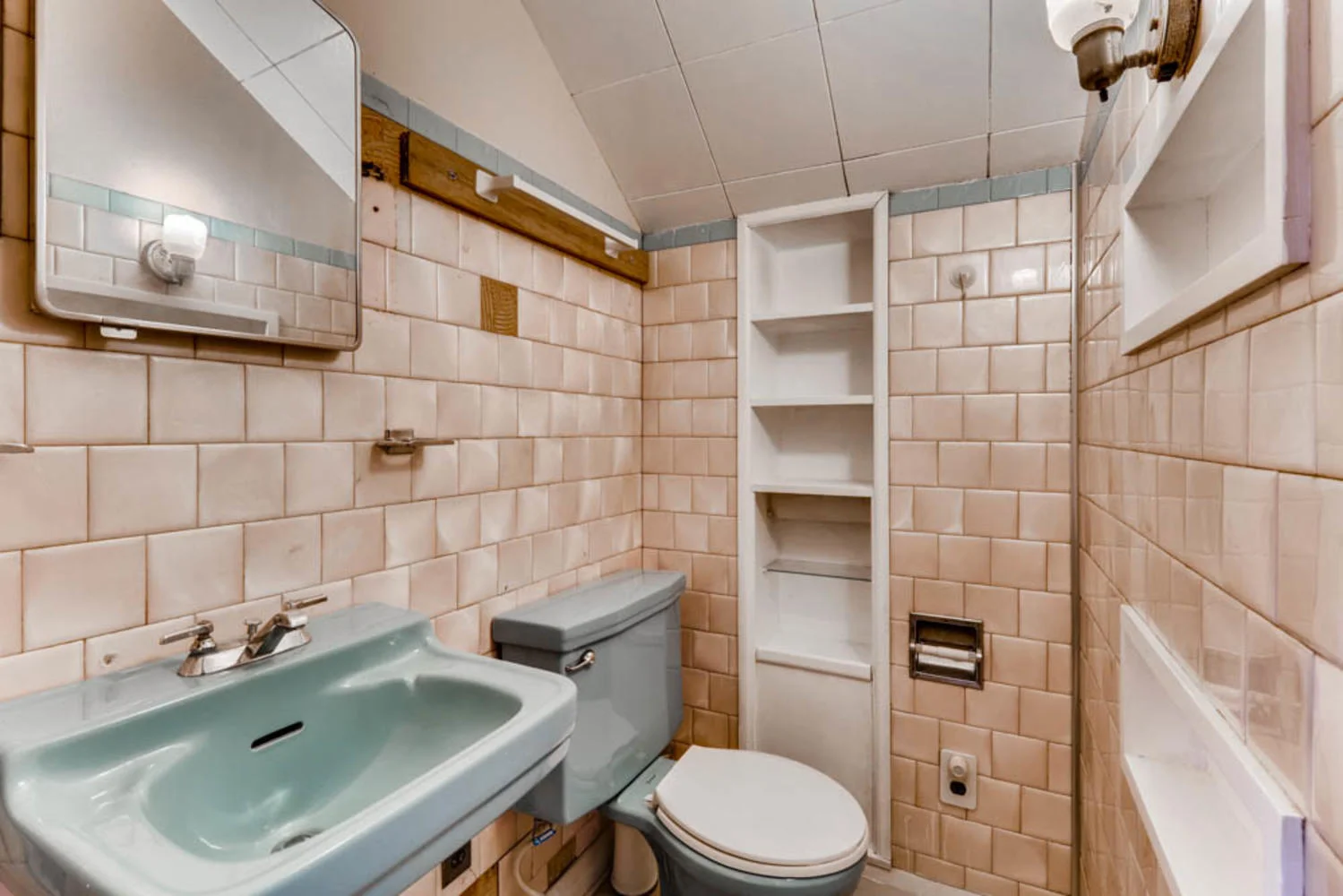 2247 Southland Rd Woodlawn MD-large-024-19-2nd Floor Bathroom-1000x667-72dpi.jpg