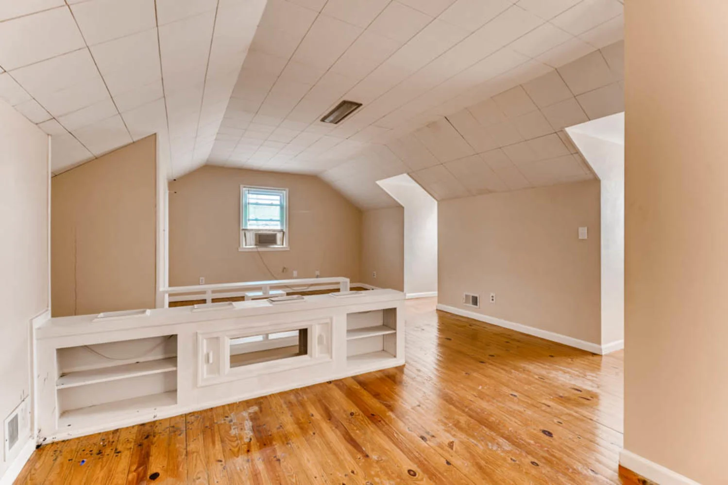 2247 Southland Rd Woodlawn MD-large-022-6-2nd Floor Bedroom-1000x667-72dpi.jpg