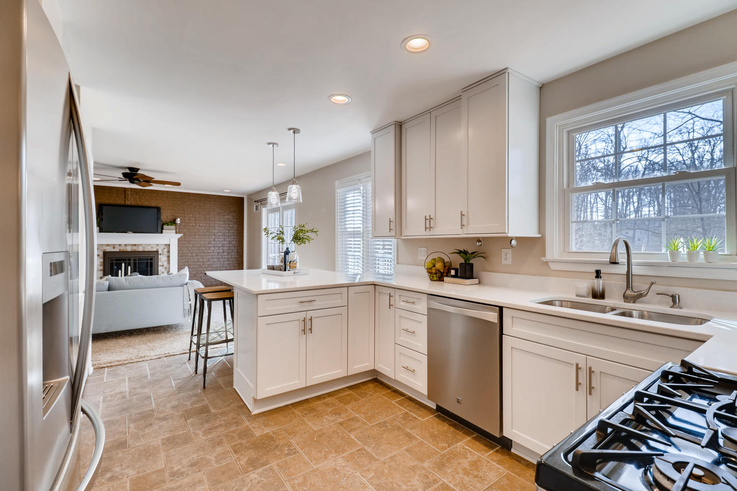 5157 Evangeline Way Columbia-large-009-33-Kitchen-1500x1000-72dpi.jpg