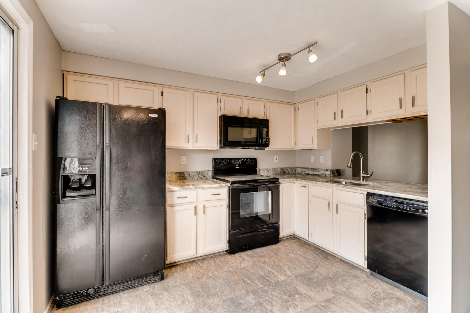 2021 Wisper Woods Way Woodlawn-large-008-5-Kitchen-1500x1000-72dpi.jpg
