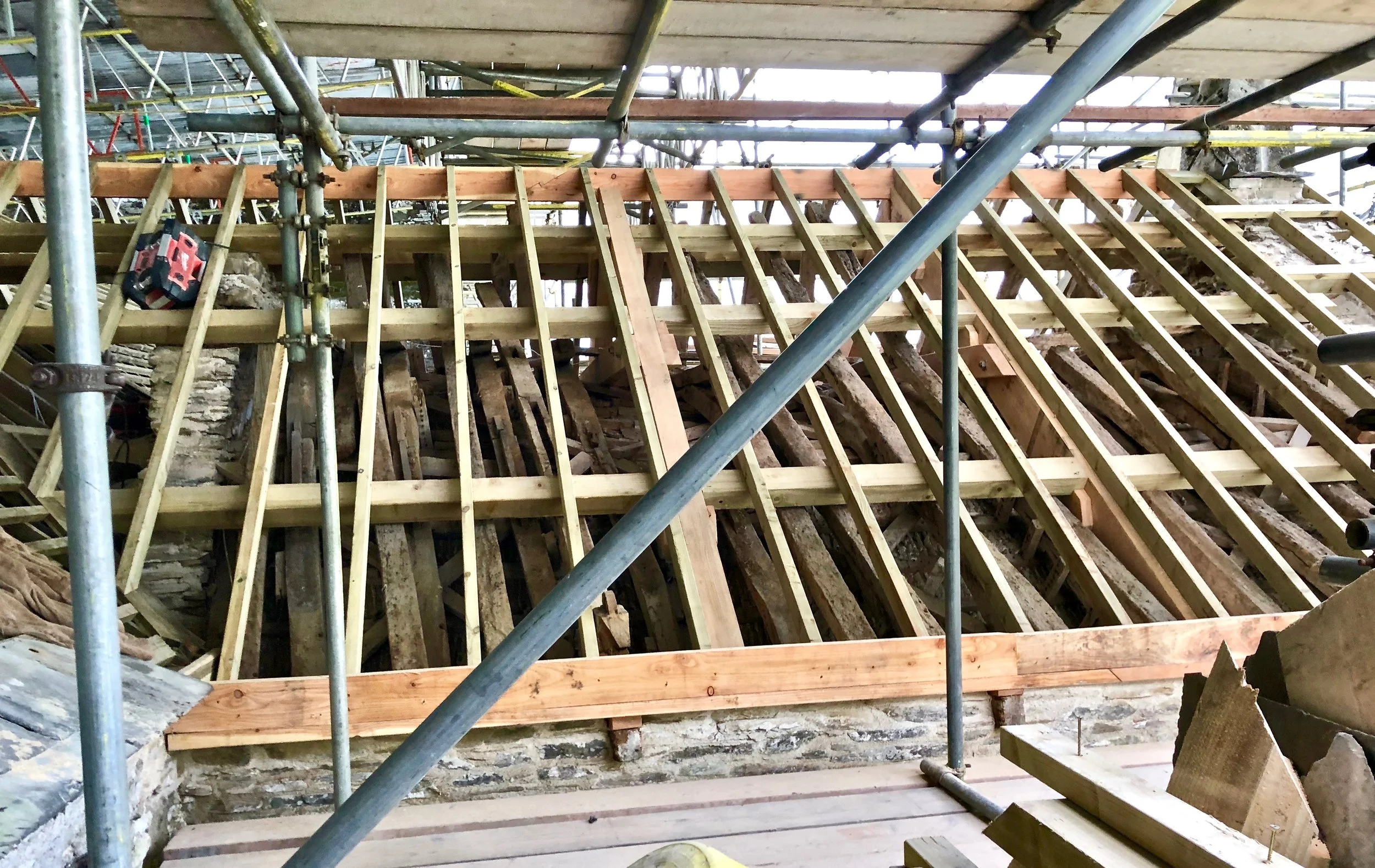 The weak vitorian supersrtucture has been removed and replaced with a much stronger framework. The medieval beams remain underneath and help to keep the ceiling up