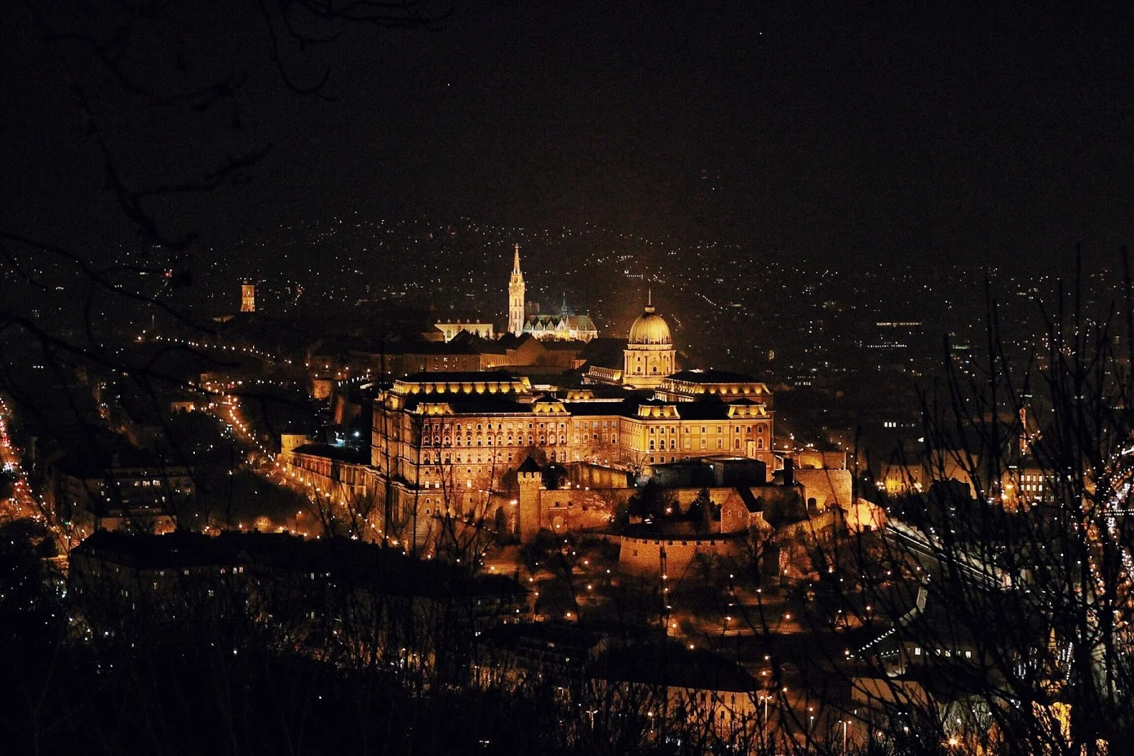 lifesthayle-budapest-citadella-buda-castle-at-night.jpg