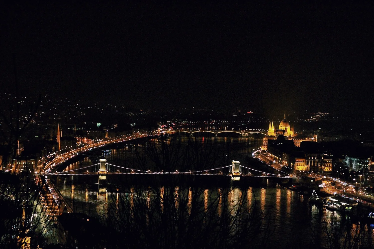 lifesthayle-budapest-bridges-at-night.jpg