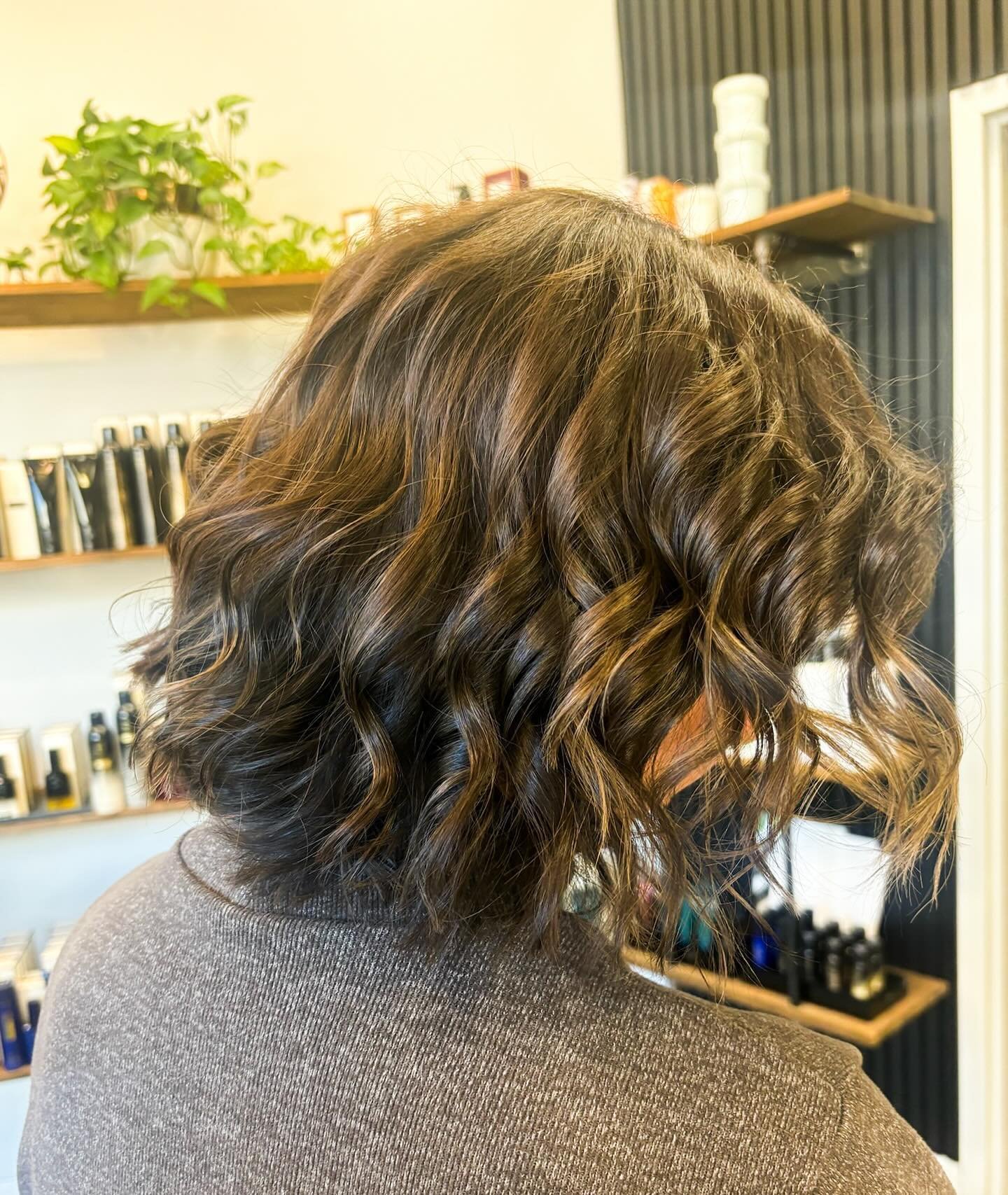 Big chop with flat iron curls 😍 by Kat @hair.bykat13 !
Swipe left for the before!

📱 Call + 1 (206) 485-7324 to book your appointment. 
📍 1222 E Madison St. Suite E, Seattle, WA 98122 
💻 www.sugarandshearsseattle.com [ Link in bio ]