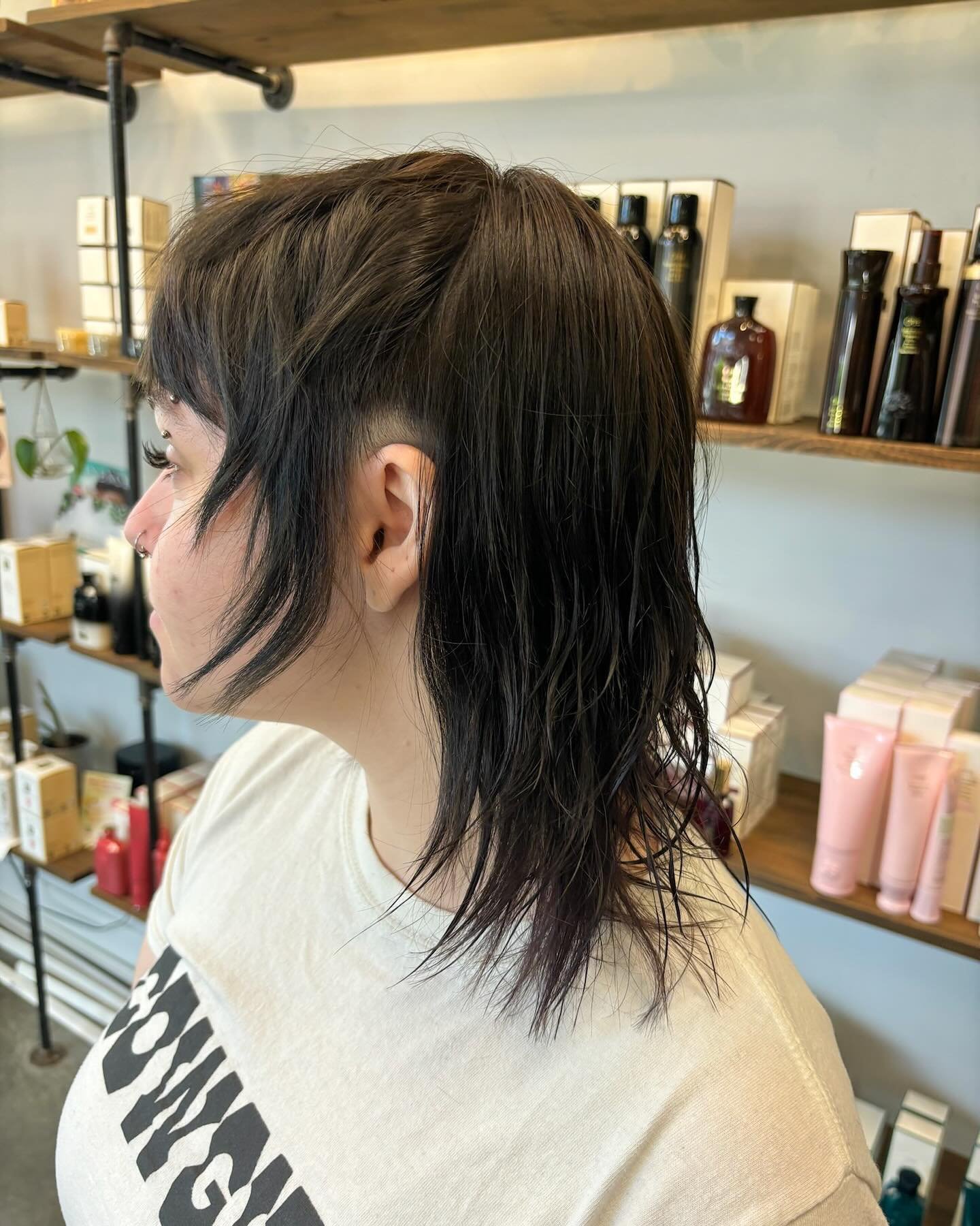 Disconnected mullet by Kat, styled using Oribe Matte Waves and a flat iron for some texture in the front 😍 


📱 Call + 1 (206) 485-7324 to book your appointment. 
📍 1222 E Madison St. Suite E, Seattle, WA 98122 
💻 www.sugarandshearsseattle.c