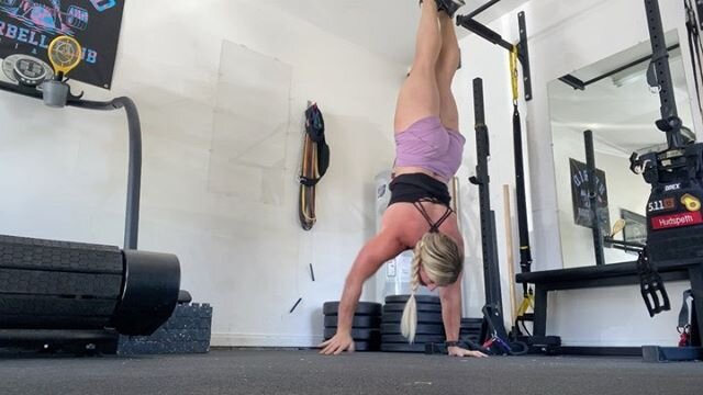 Thursday morning flow... garage gym handstand obstacle warmup then two 15min emoms. Moving and grovin 🤸🏼&zwj;♀️💪🏻 #teamhybrid @hybridperformancemethod