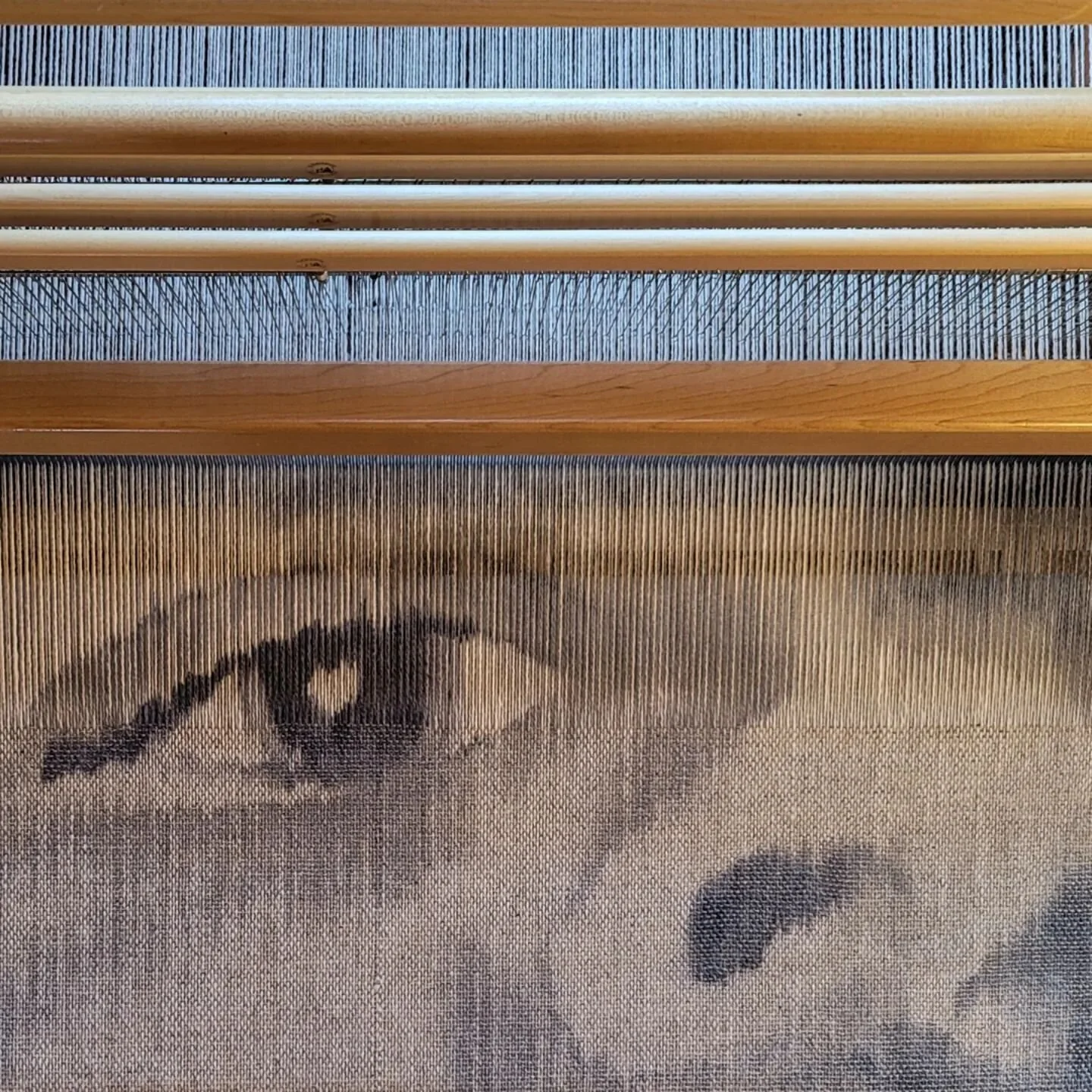 when you're looking at your weaving and it looks back

#weaving #paintedwarp