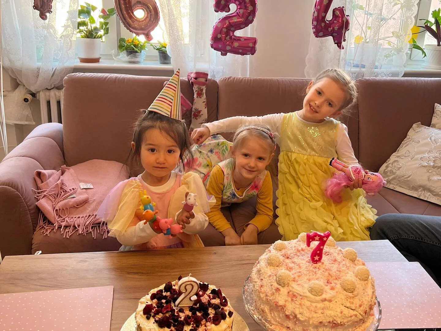 Cudowny, rodzinny dzień za nami ! ❤️ 2 latka Anusi 🫶 i moja misja zrobienia tortu z minimalną  ilością cukru zakończyła sie sukcesem ! Radość tryska z mojego serca z wdzięczności Bogu za to co mamy. Mamy tak wiele, gdy mamy siebie nawzajem ❤️ 
@john