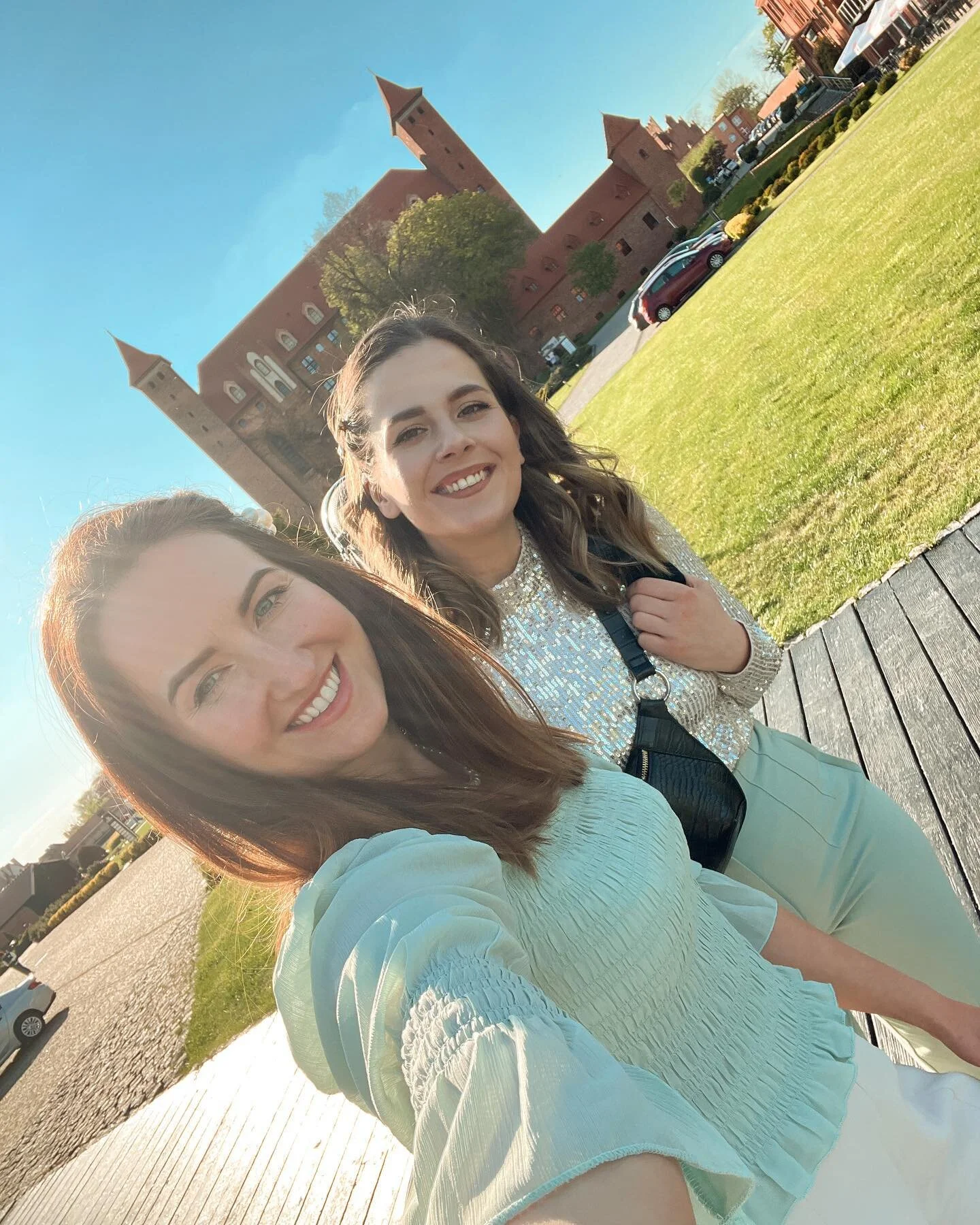 Gniew i ten piękny zamek w tle. Kto już był i widział to cudne miejsce ? :) 

#zamekgniew #ślub #oprawamuzyczna #agabirecka #magdaosiecka #skrzypce #pianino #śpiew #uwielbienie @magdaosiecka_makeup