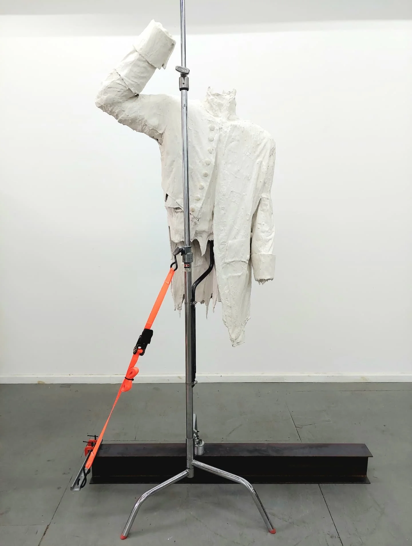 An apparition, a ghost, a haunting thing from long ago. Making the most of the end of summer studio work, and happy this is coming together quickly. Swipe for progress pix. FGR 95 plaster and gauze over cardboard.

#sculpture #workinprogress #studio