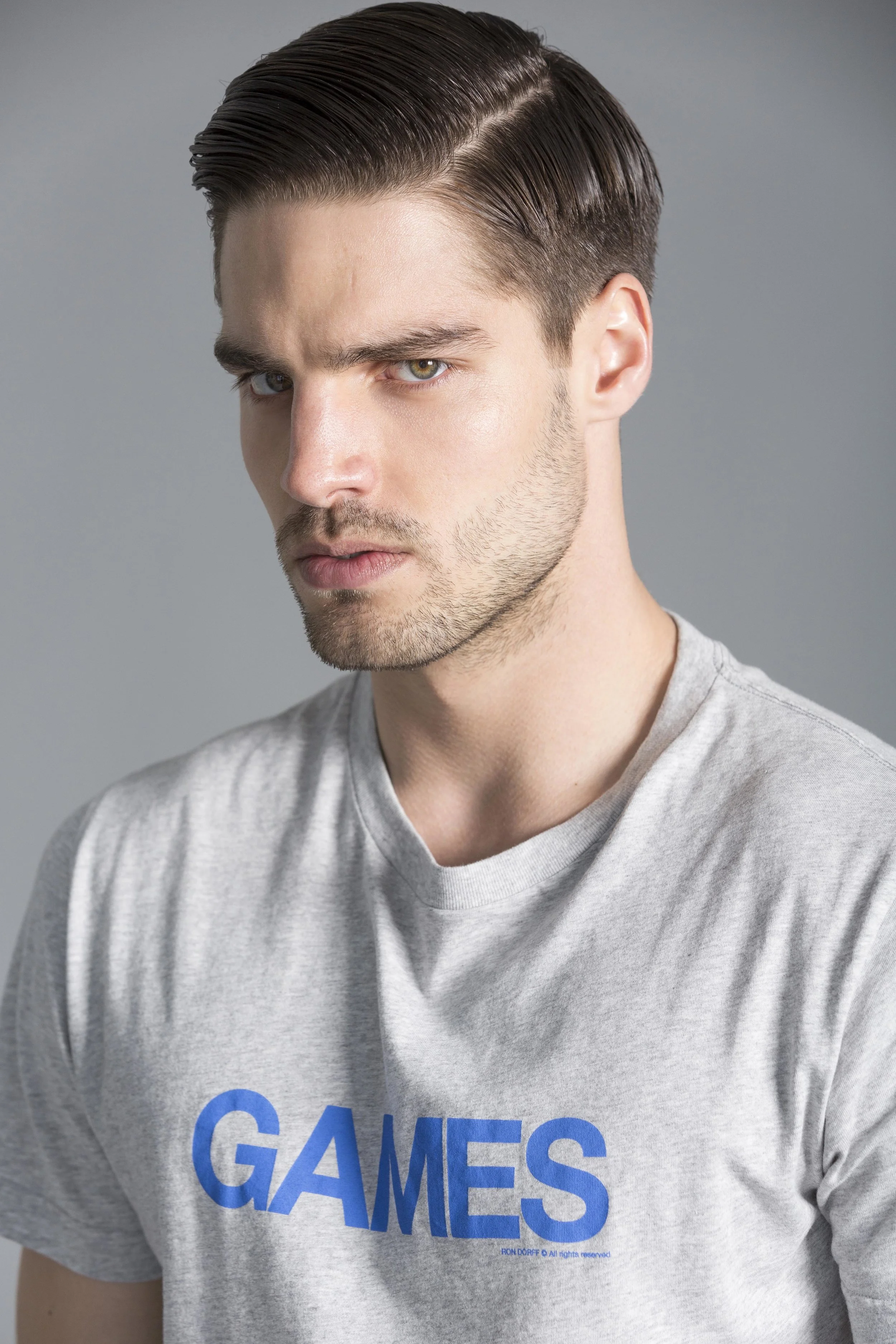 Voyaga yetgan ayol yashirin kameraga siydi Nemis ayollarining buzuq orgiyasi