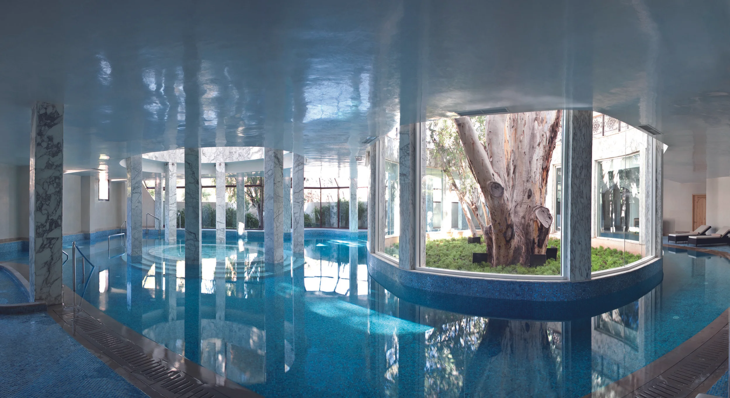 Spa du Palace - Piscine intérieure.jpg