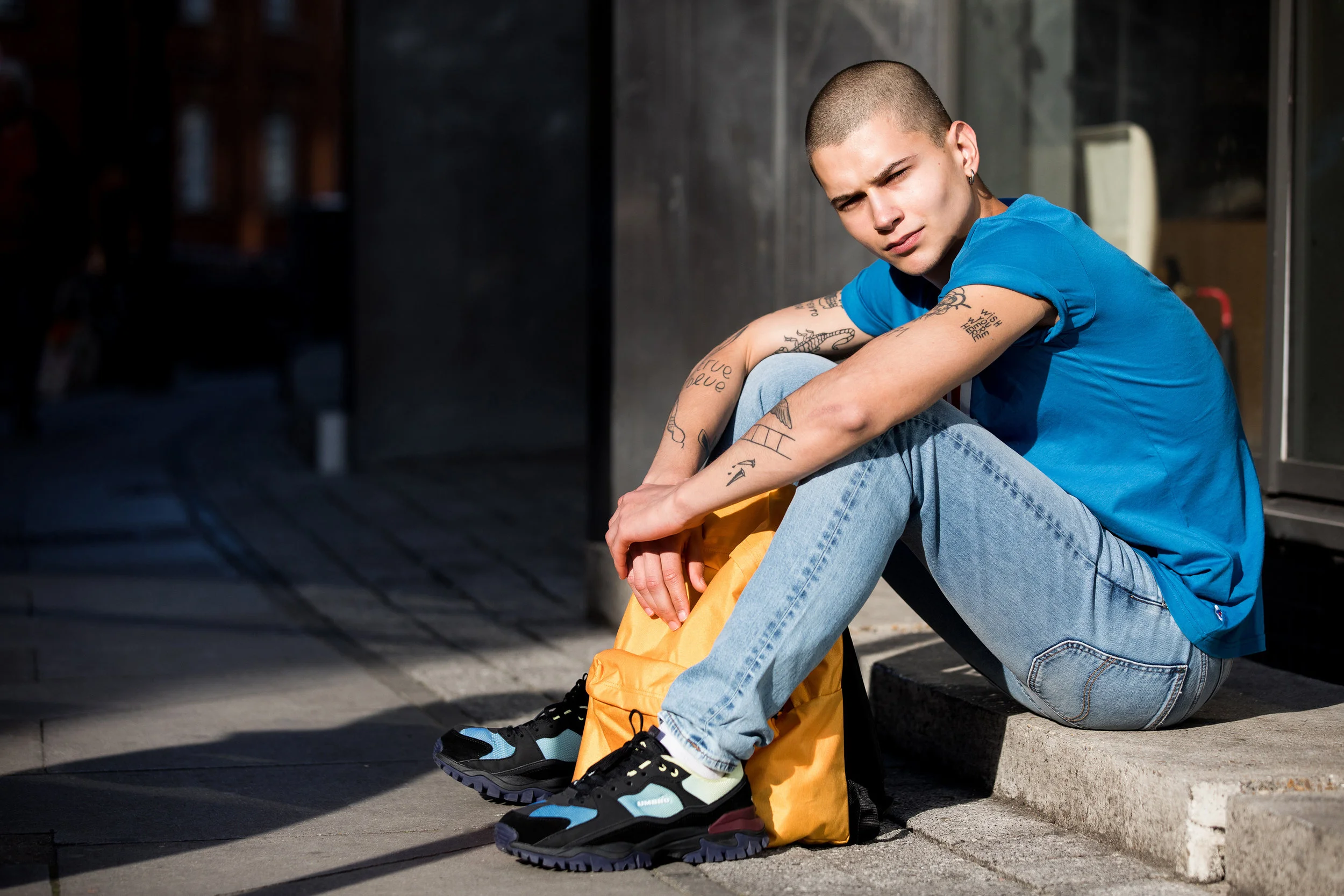 Lucas wears K-Way T-shirt , Lee jeans , Umbro sneakers and Eastpak bag