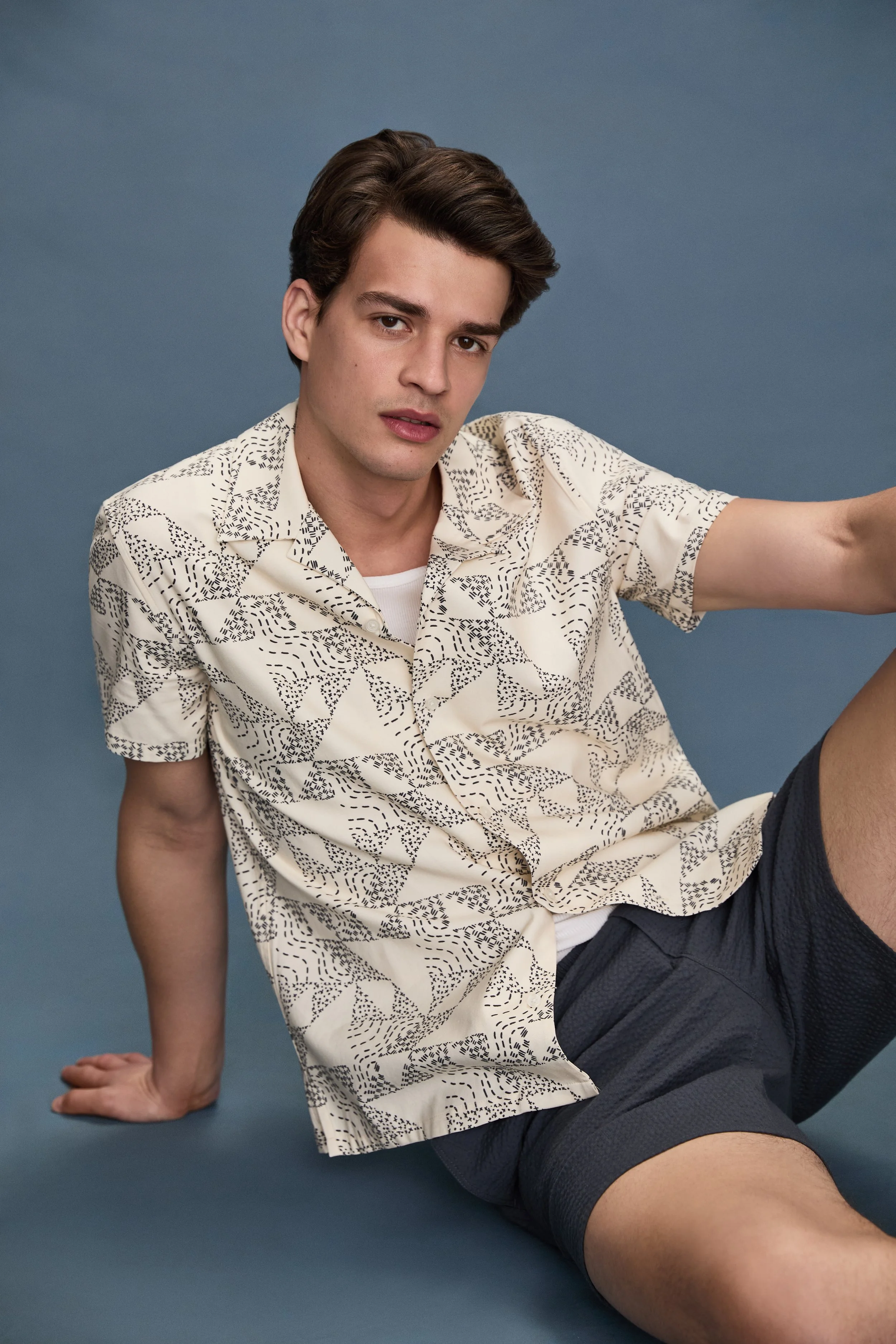 M323O82-C248_MEDINA SHIRT-ALABASTER _ OCEAN FLOOR_M284O81-1165_RIB TANK TOP-WHITE_M289O97-C161_TEAGUE SHORT-OCEAN FLOOR_SHM201101-WHT_RAFAEL SNEAKER-WHITE_8_M_LIFESTYLE_1366.jpg