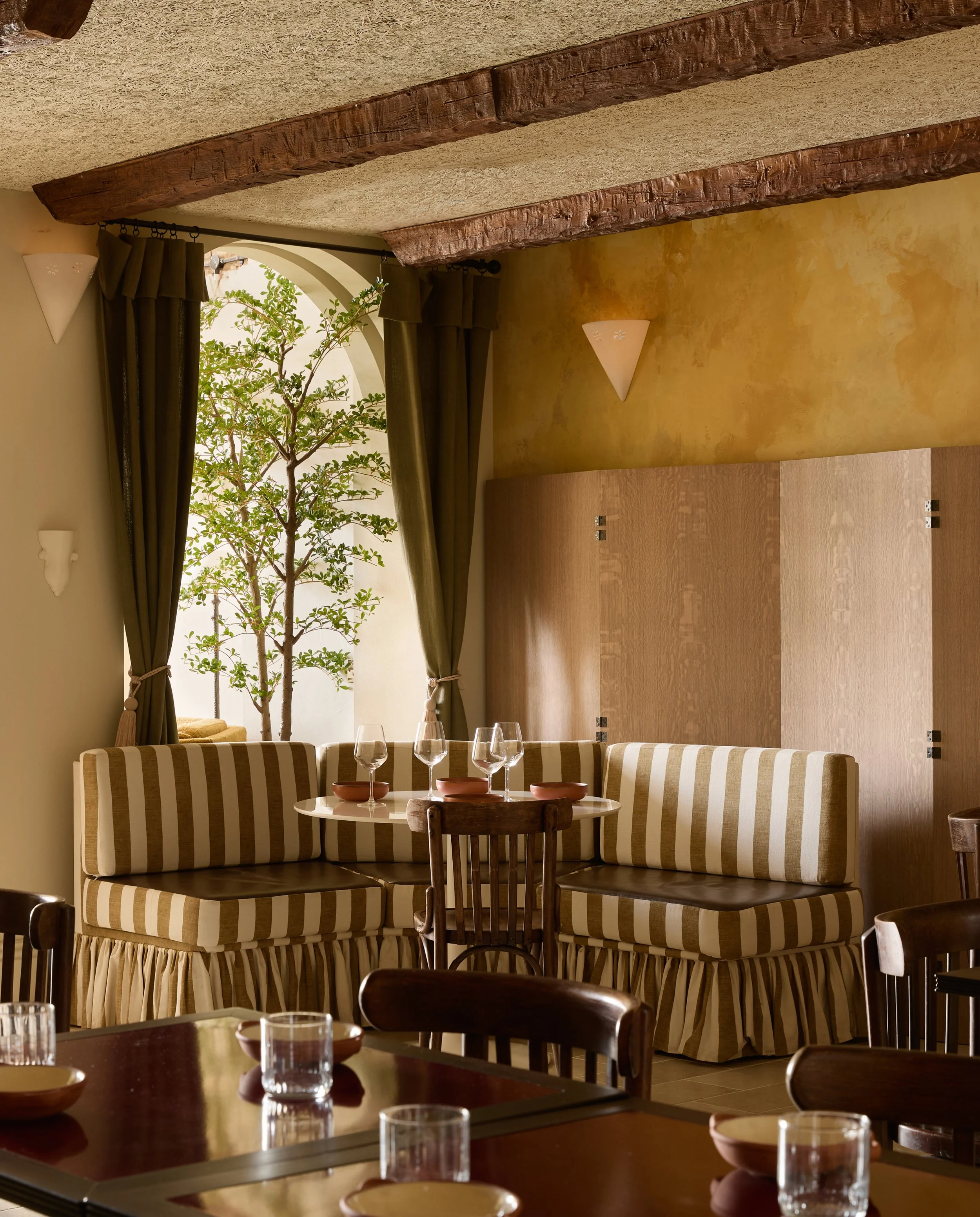 26 Fare Inc - Kinz - HR Helen Cathcart - annexe restaurnt balcony.jpg