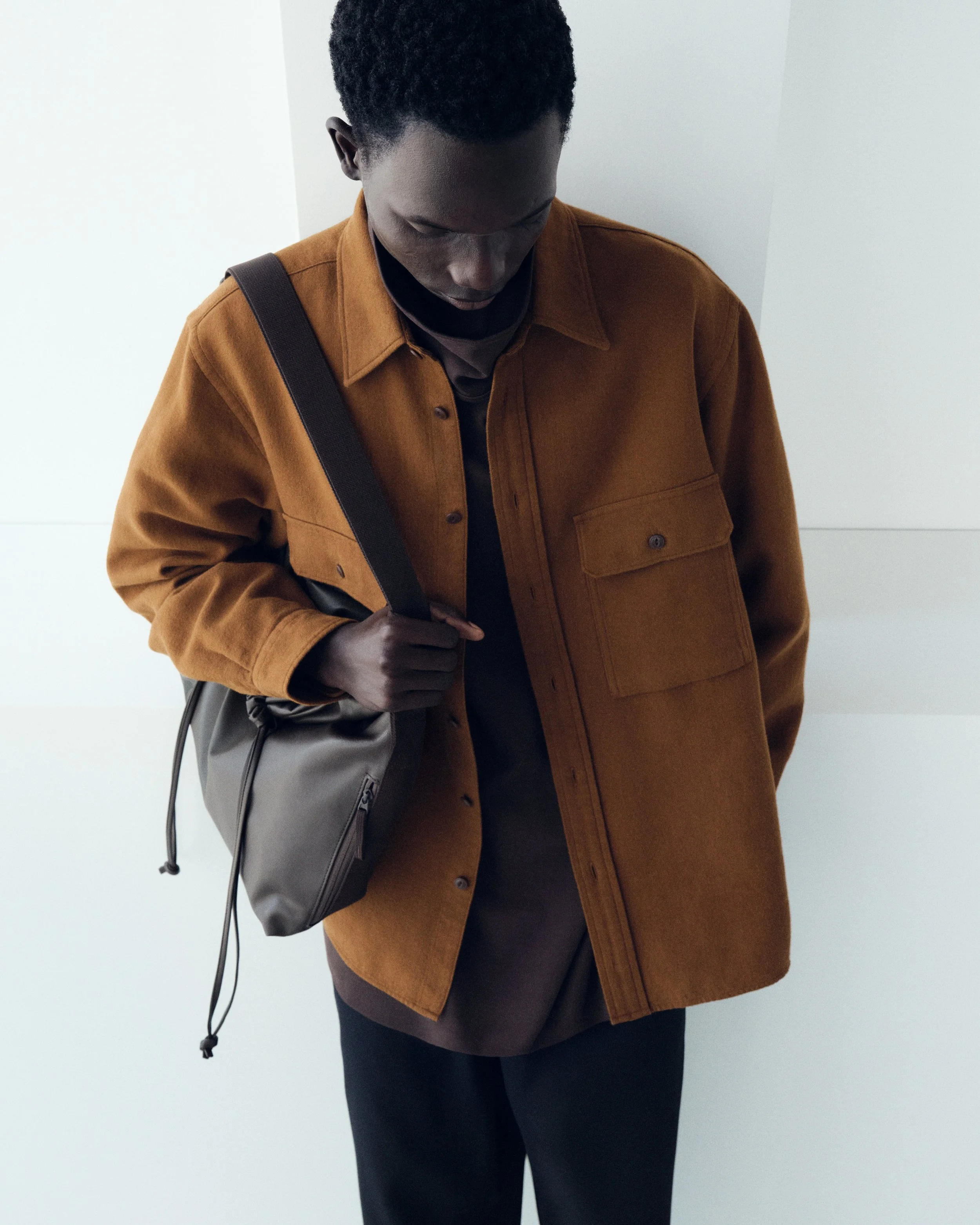 PE_Uniqlo_U_FW26_SHOT_04_ABE_100_PG_F05_EXT01_4x5.jpg