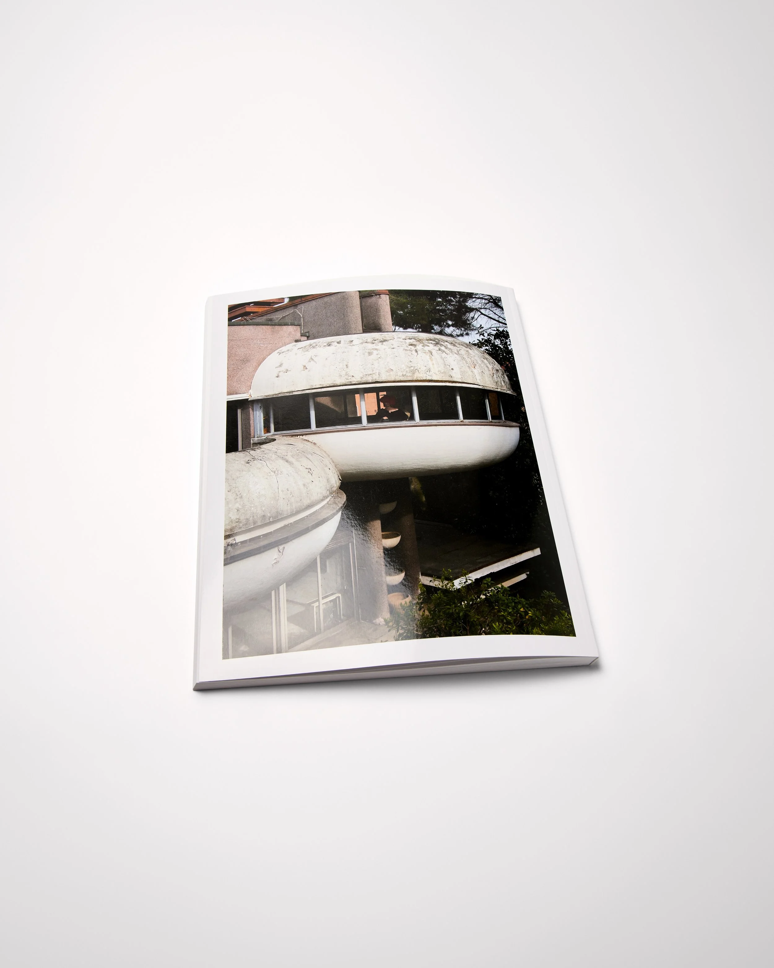 BV_W26_Juergen Teller Fanzine_imageonly_sRGB_4x5_page_03.jpg