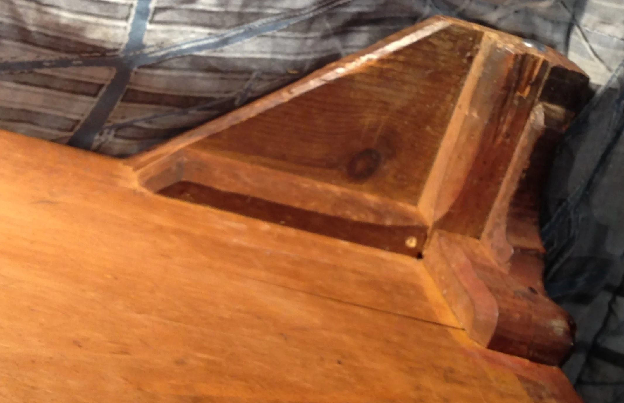 Chamfered blocking of rear foot