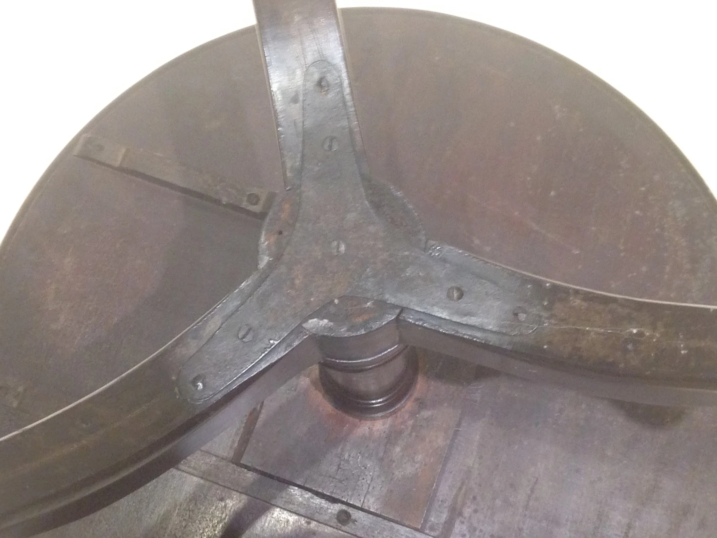 Iron that supports joining legs to shaft