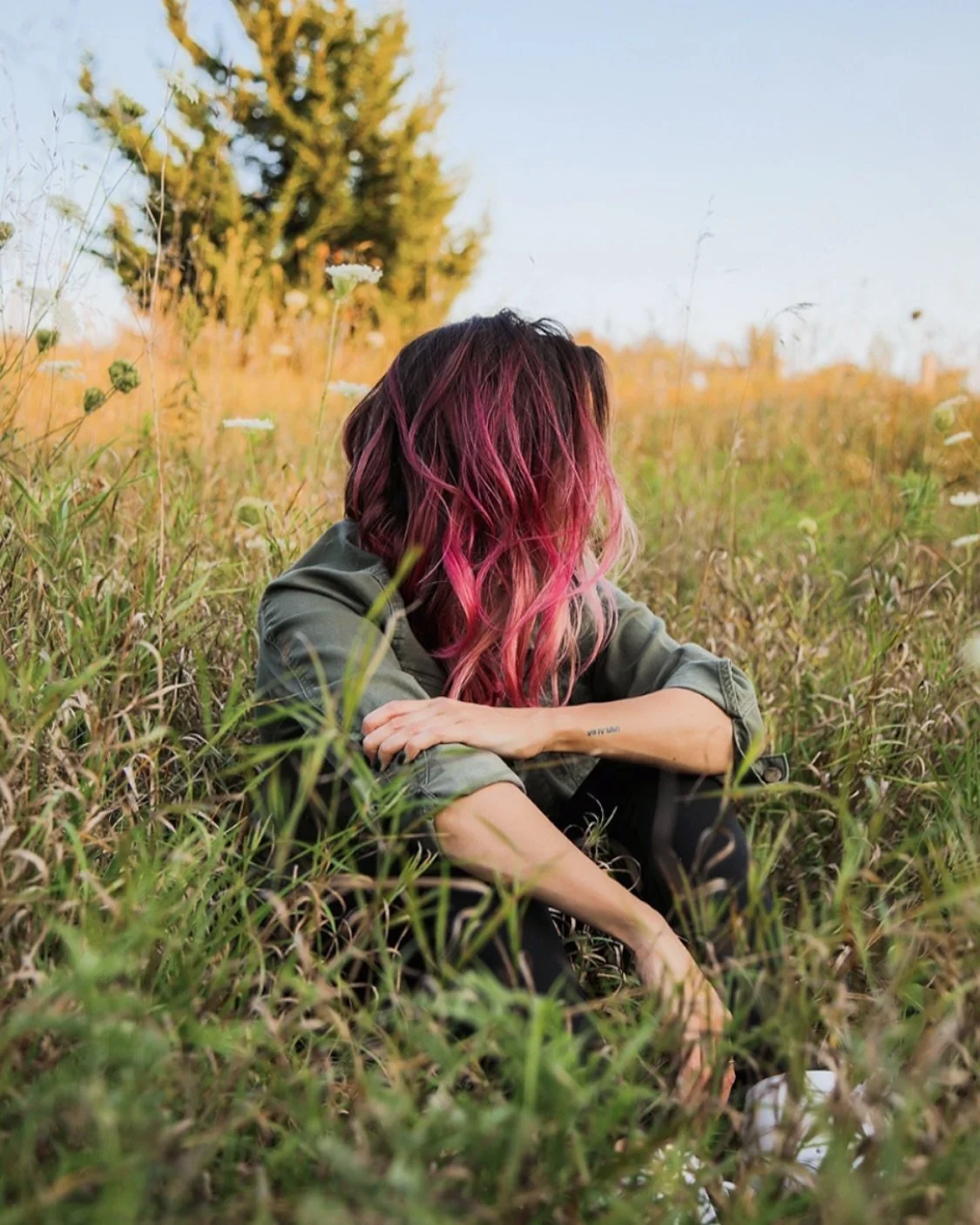 I&rsquo;ll be here, waiting for Halloween 🖤👻
.
.
.
📷 photographer: @bohemianbloomss 
🤍 haircut/colour: @hairbypea 
.
.
.
#hurryup #halloween #waiting #fallphotography #fallphotoshoot #fallfields #october #pinkhair