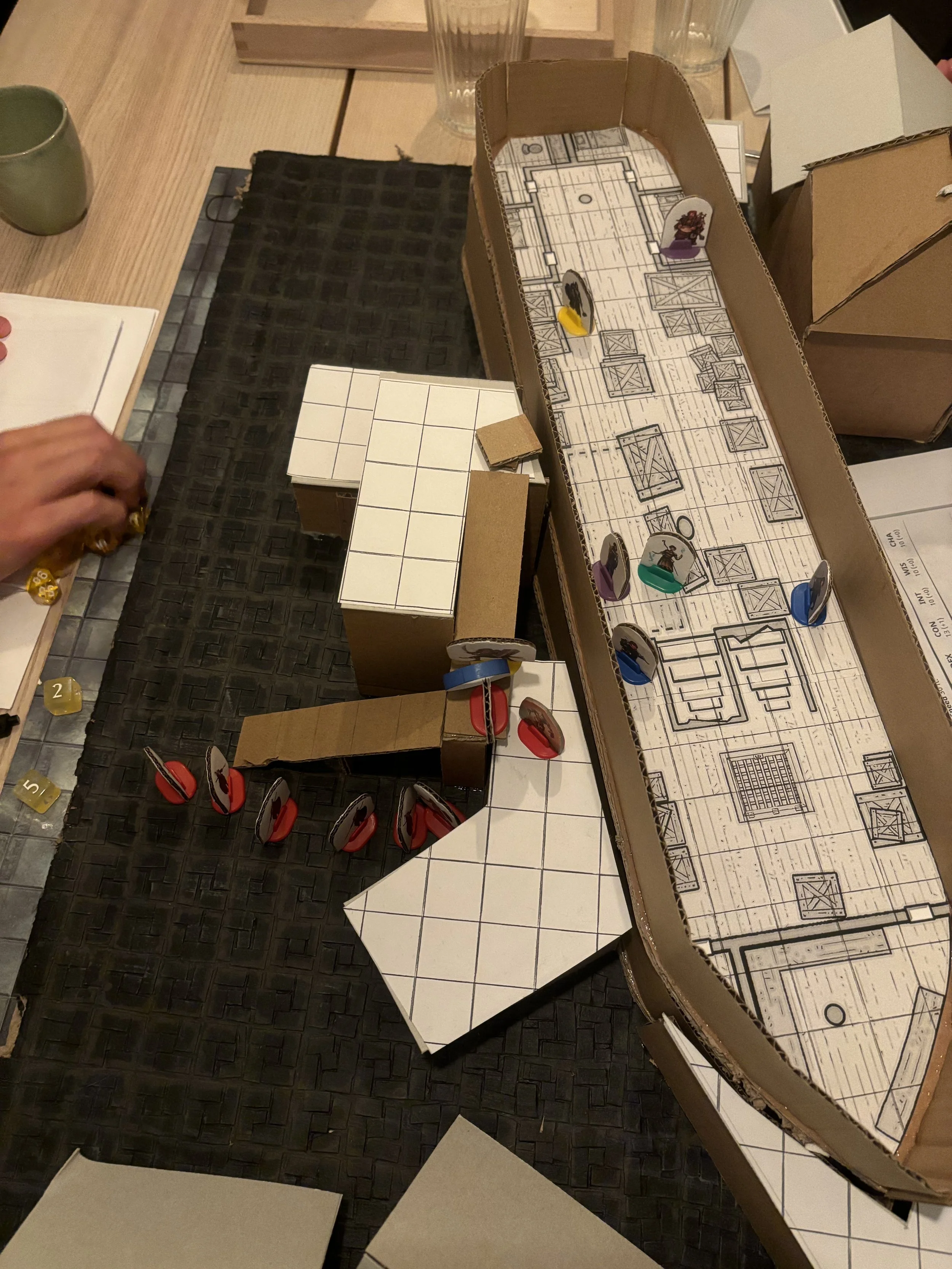 D&D scenario Vergiftigde Poseidon tijdens spel, de helden hebben zich een weg gebaand naar het bovendek, buiten het schip zijn stadswachten in gevecht met culteleden.