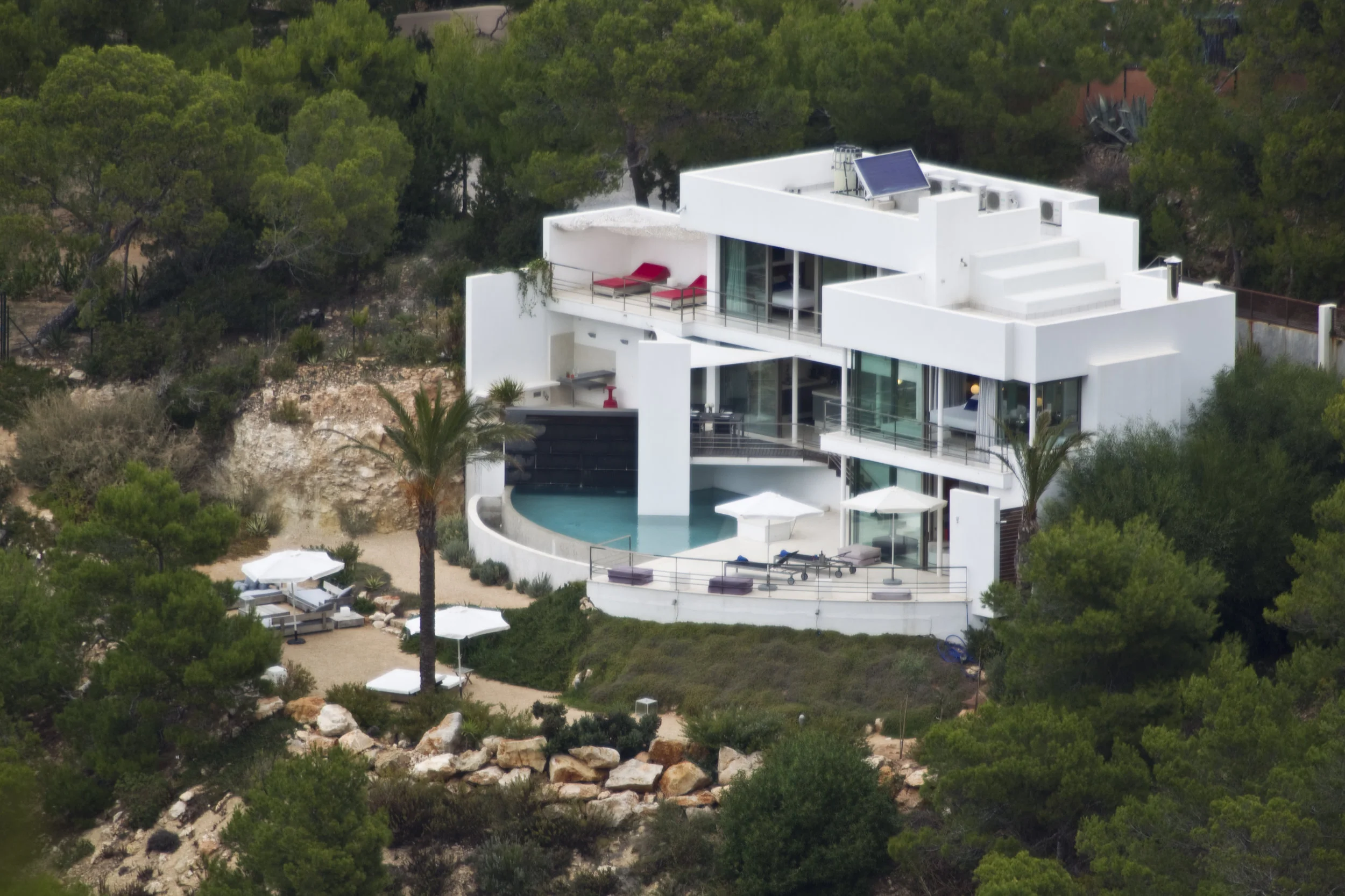 Small Villas Looking for small family villa with 3 or 4 bedrooms? Modern and rustic small properties near the sea or in heart of the island for you and an intimate few.